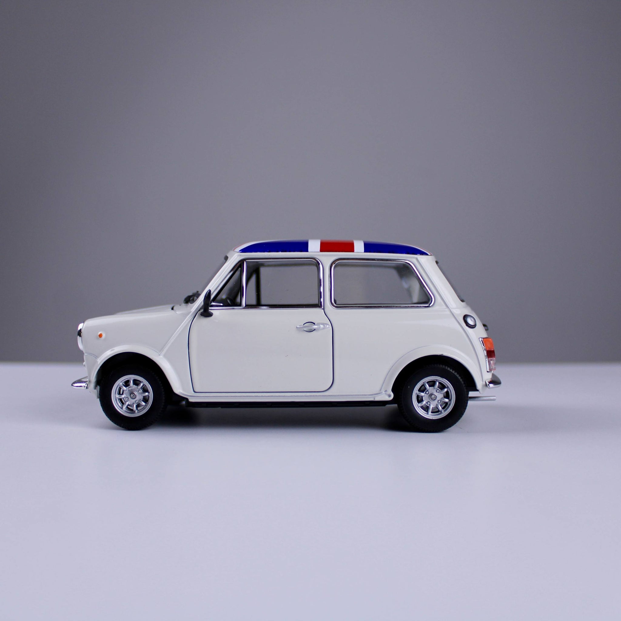 مجسم سيارة ميني كوبر 1300 كلاسيك – لون أبيض