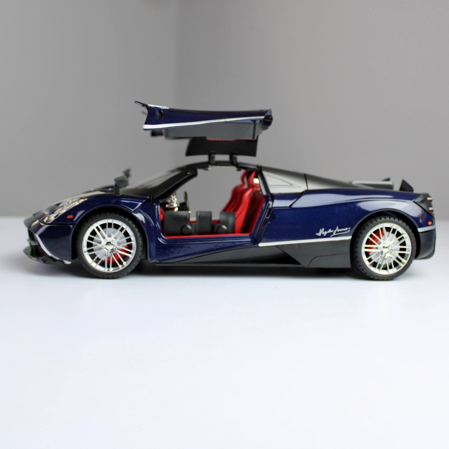 Pagani Huayra Diecast Model – 1:18 Scale (Magnificent Reach)