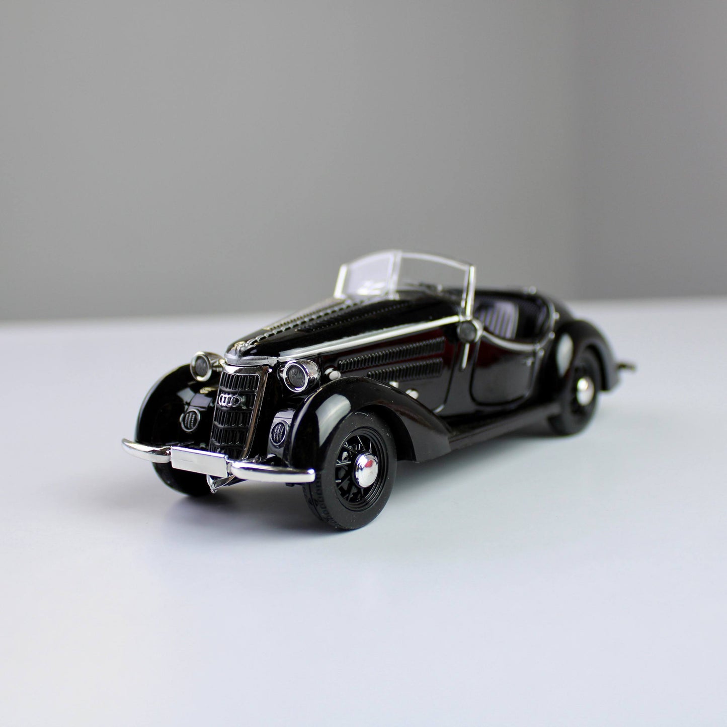 Audi Rover W25K Roadster Diecast Model – Classic Car (1:32)
