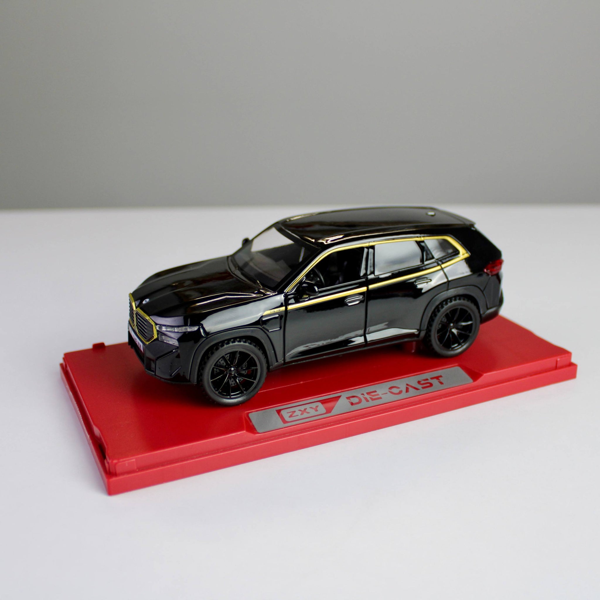 BMW XM 1:32 داي كاست – إضاءة، صوت