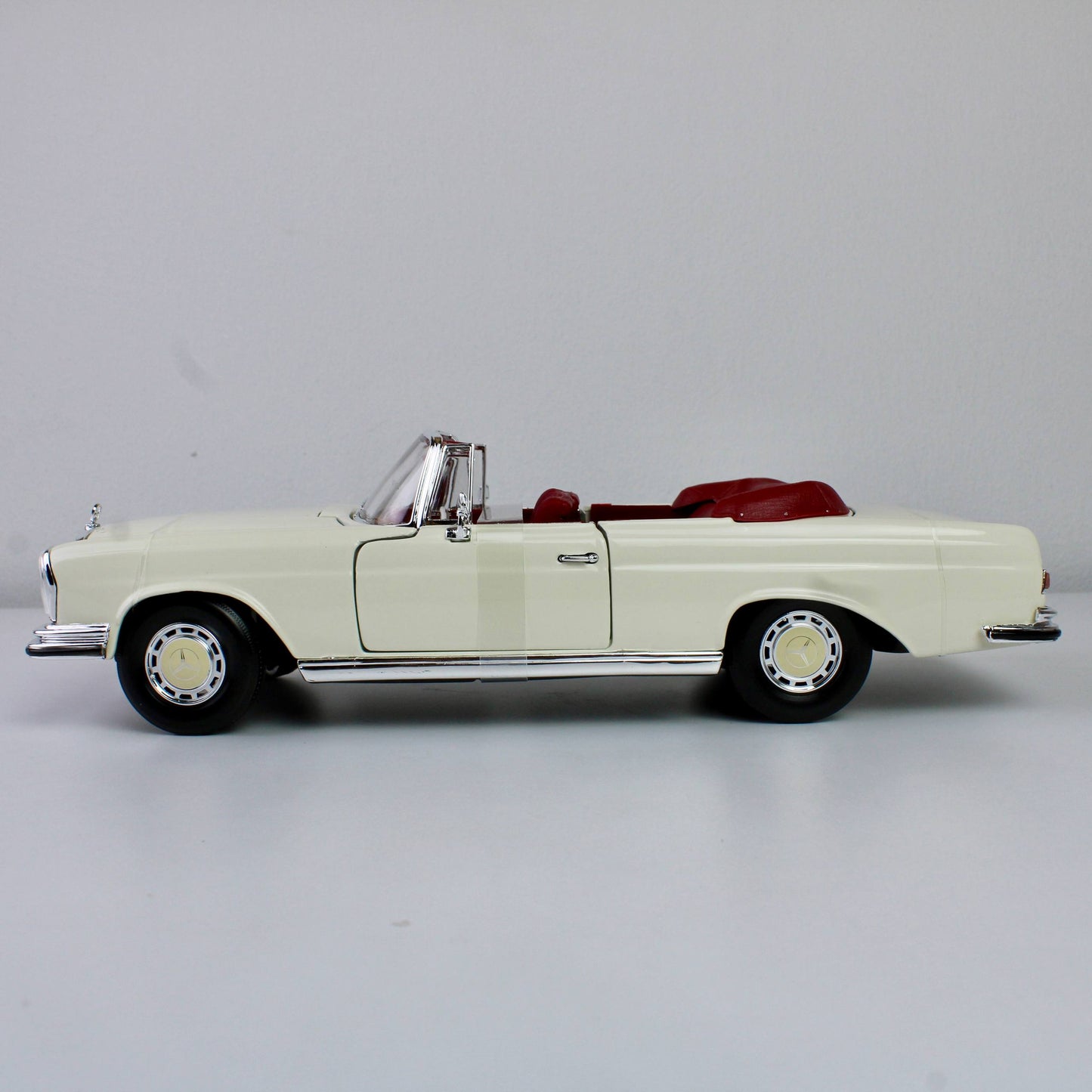 Maisto Mercedes-Benz 280 SE Cabriolet 1967 1:18 Die-Cast Model