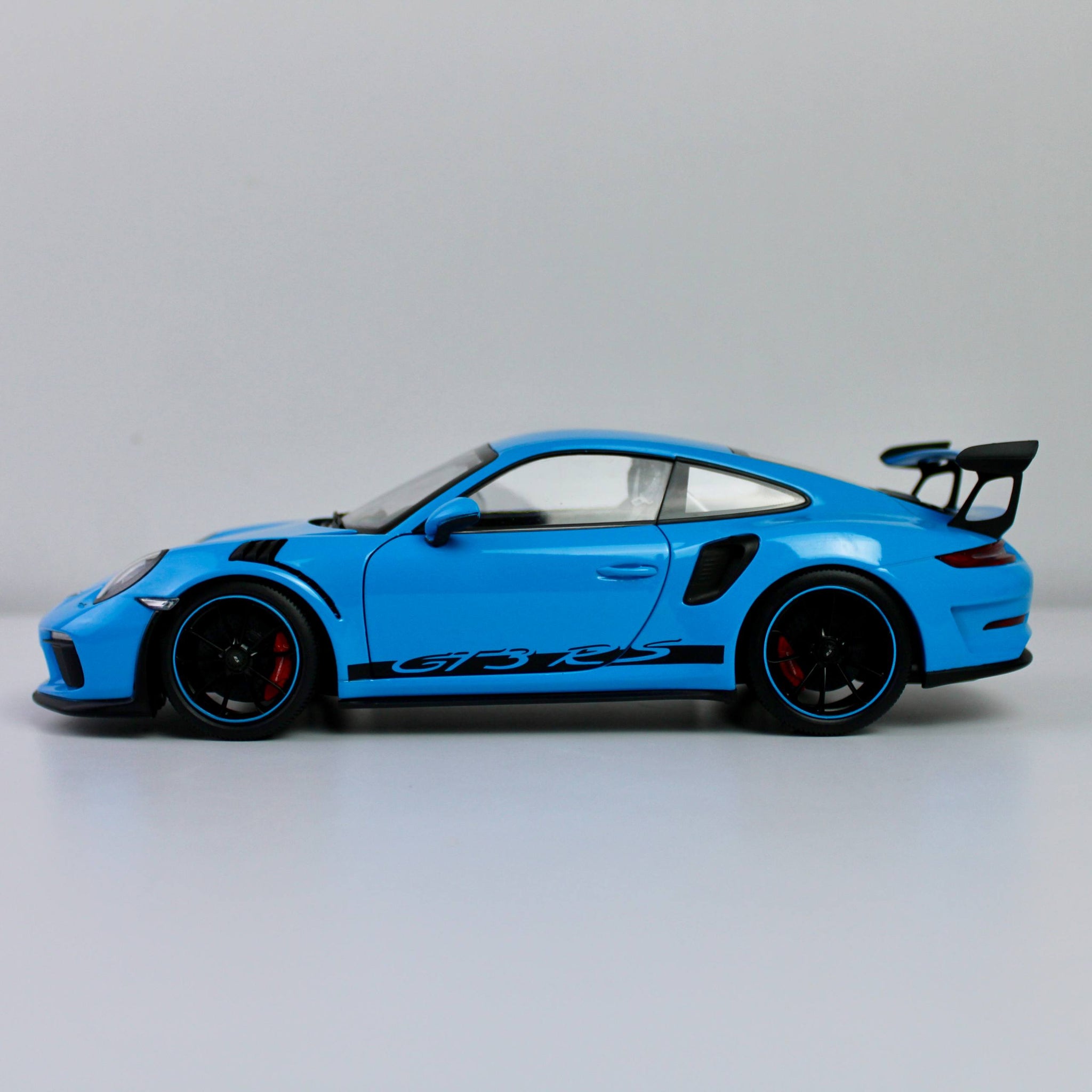 نموذج ويللي بورشه 911 GT3 RS المصبوب 1:18 - إصدار جي تي أوتوز (997)