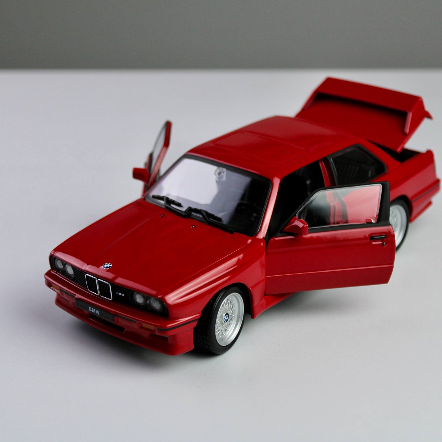 Bburago BMW M3 (E30) 1988 1:24 Die-Cast Model Car – Star Collezione