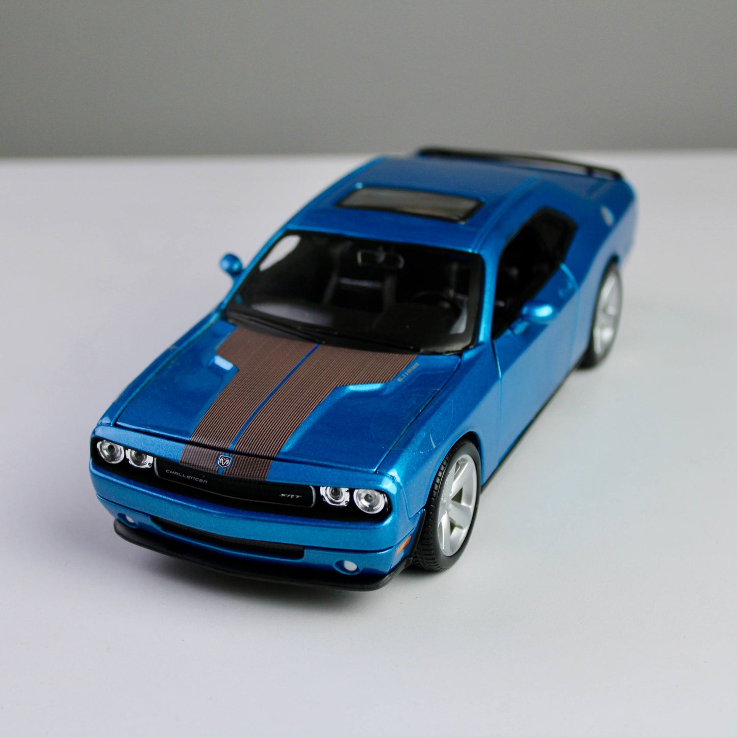 Maisto Dodge Challenger SRT8 2008 1:24 Die-Cast Model Car