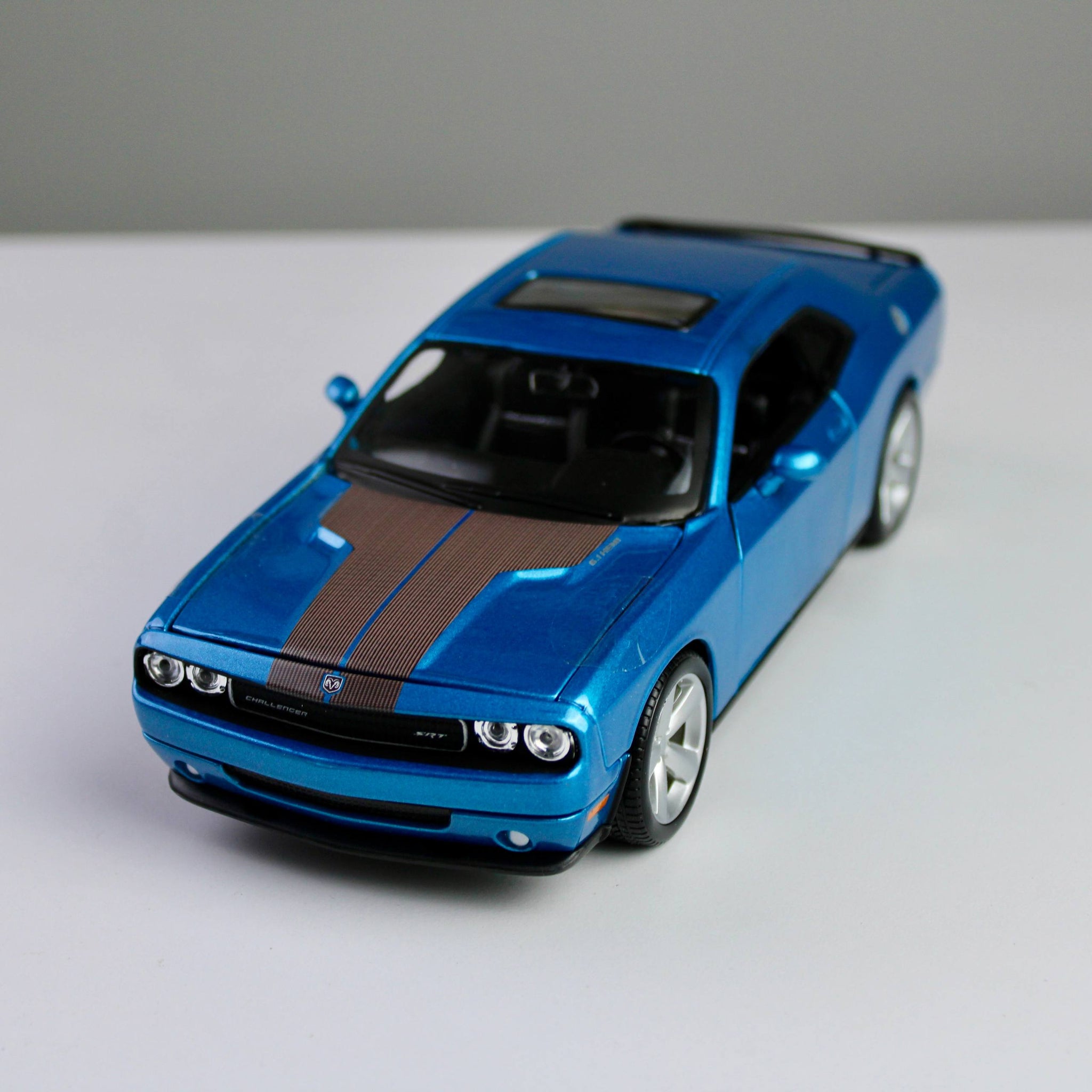 Maisto Dodge Challenger SRT8 2008 1:24 Die-Cast Model Car