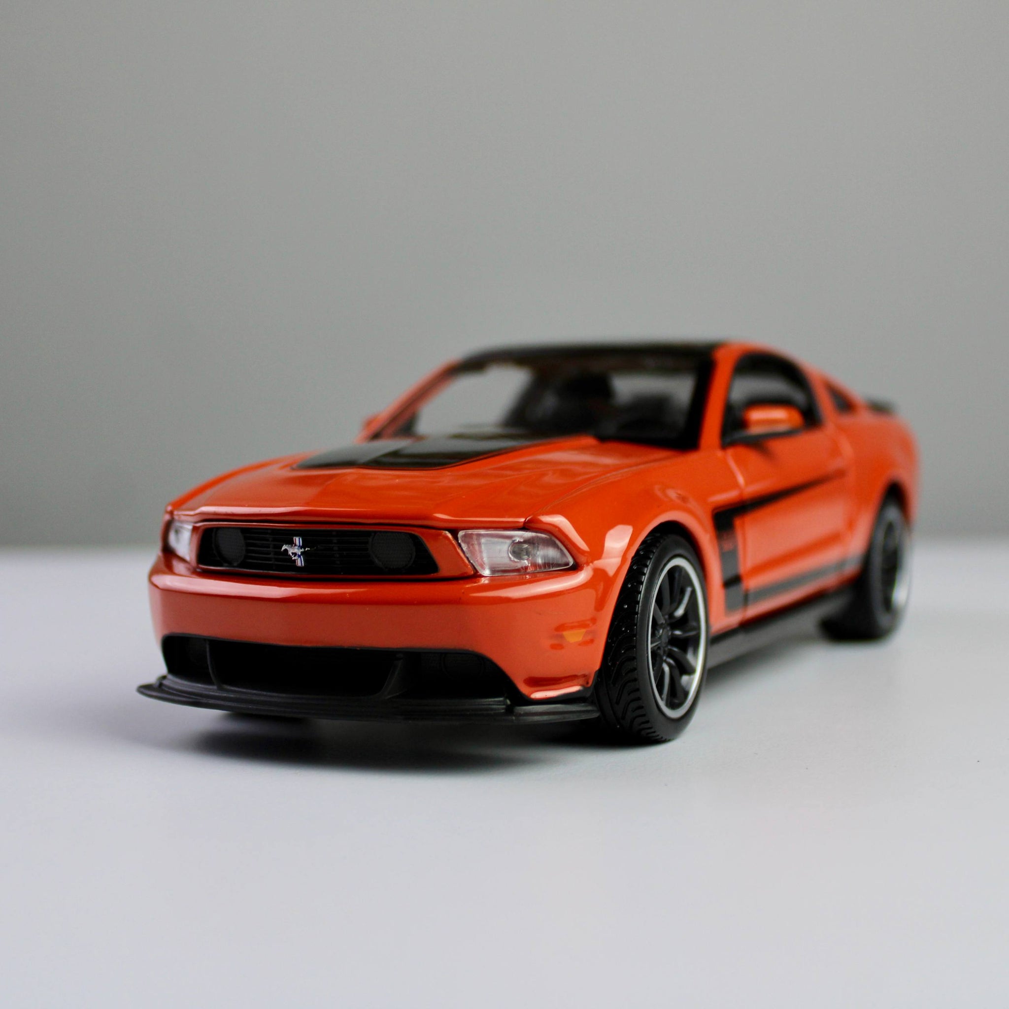 Maisto Ford Mustang Boss 302 1:24 Die-Cast Model Car