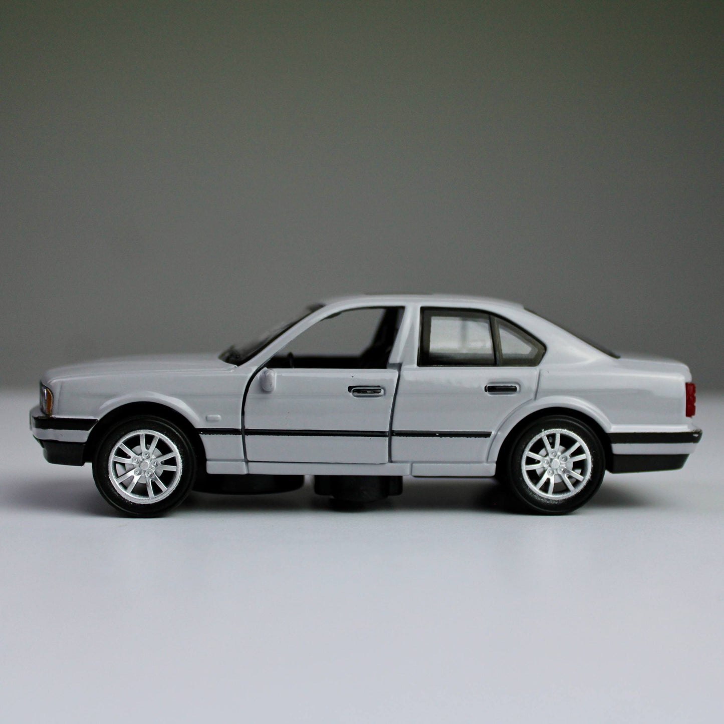 BMW 535i (E34) Diecast Model 1:38