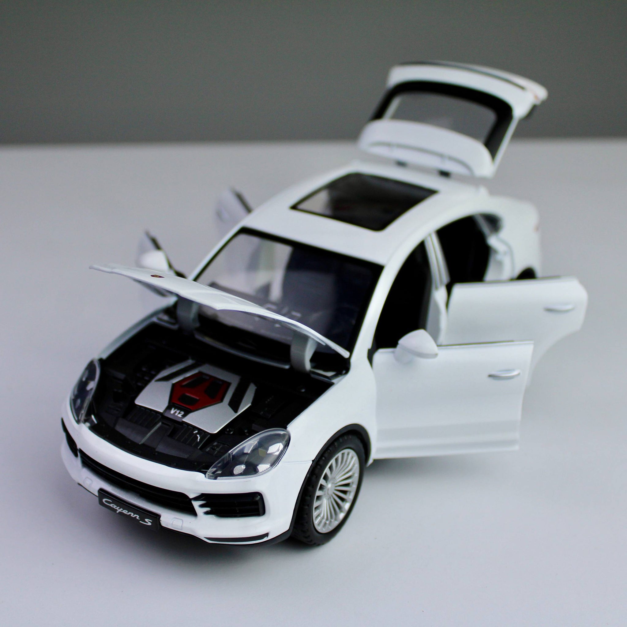 Porsche Cayenne S – 1:24 Die-Cast SUV Model with Light & Sound