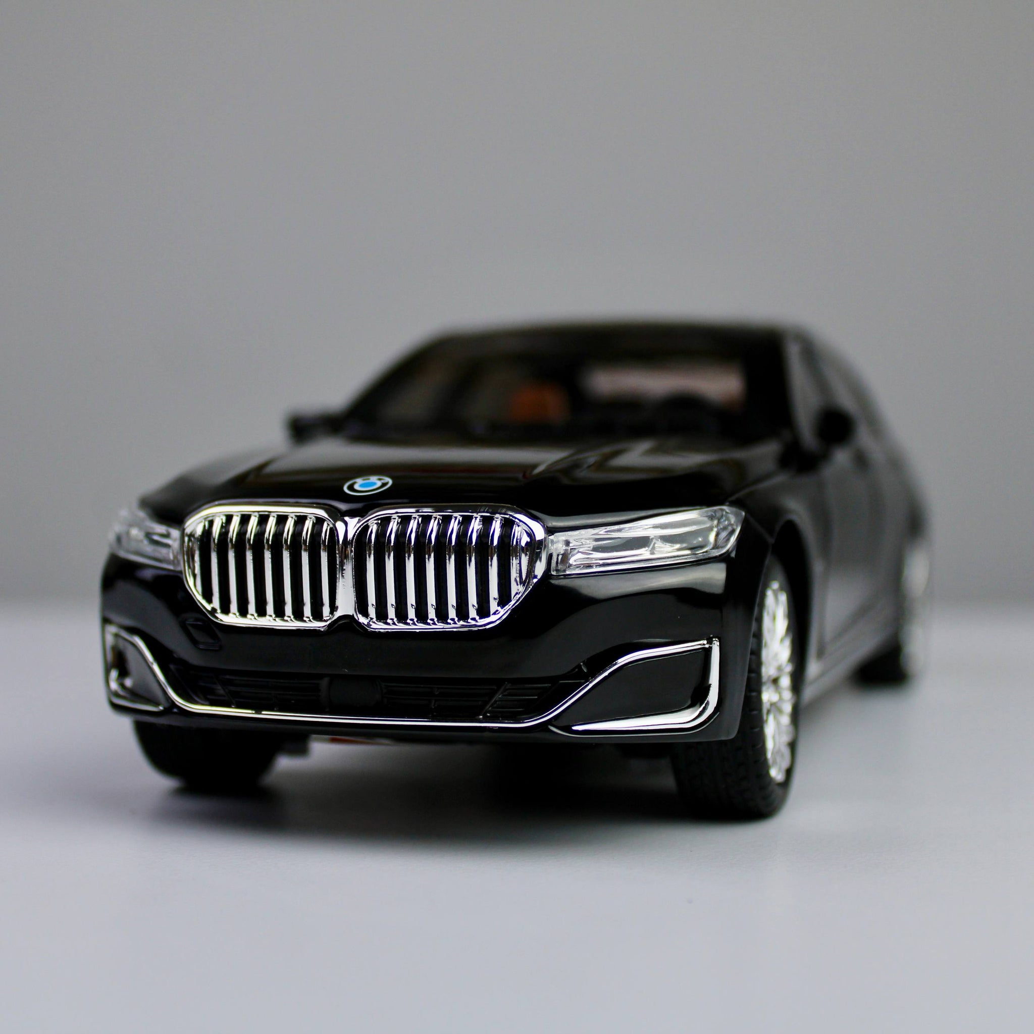BMW 760Li Luxury Edition – 1:24 Die-Cast Model with Light & Sound