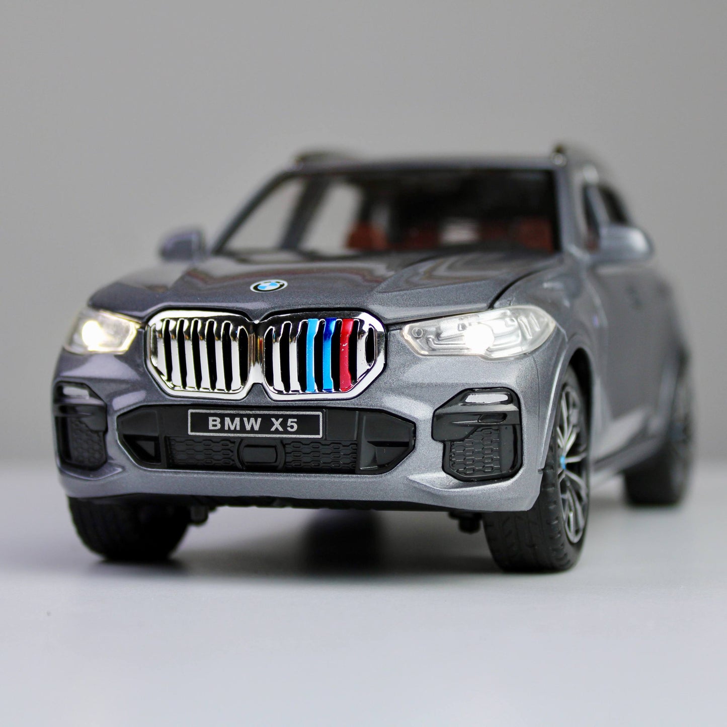 BMW X5 M Performance – نموذج سيارة رياضية متعددة الاستخدامات (SUV) مصبوبة بمقياس 1:24 مع أضواء LED