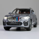 BMW X5 M Performance – نموذج سيارة رياضية متعددة الاستخدامات (SUV) مصبوبة بمقياس 1:24 مع أضواء LED