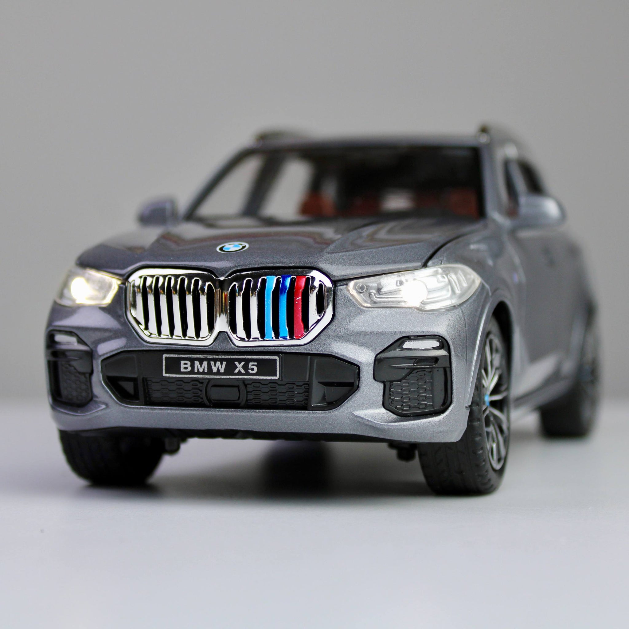 BMW X5 M Performance – نموذج سيارة رياضية متعددة الاستخدامات (SUV) مصبوبة بمقياس 1:24 مع أضواء LED