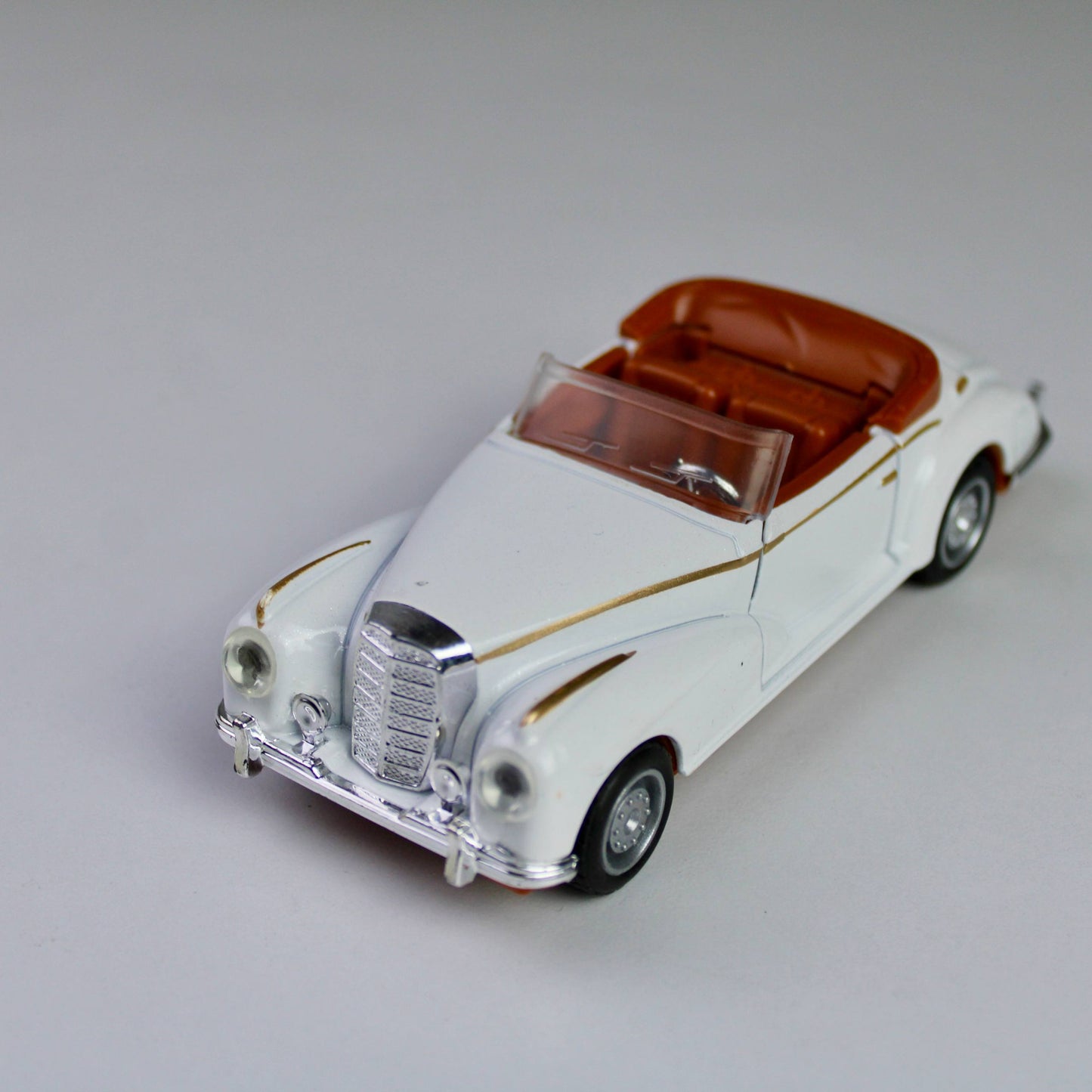 Vintage Classic Die-Cast Model Car – 1:32 Scale