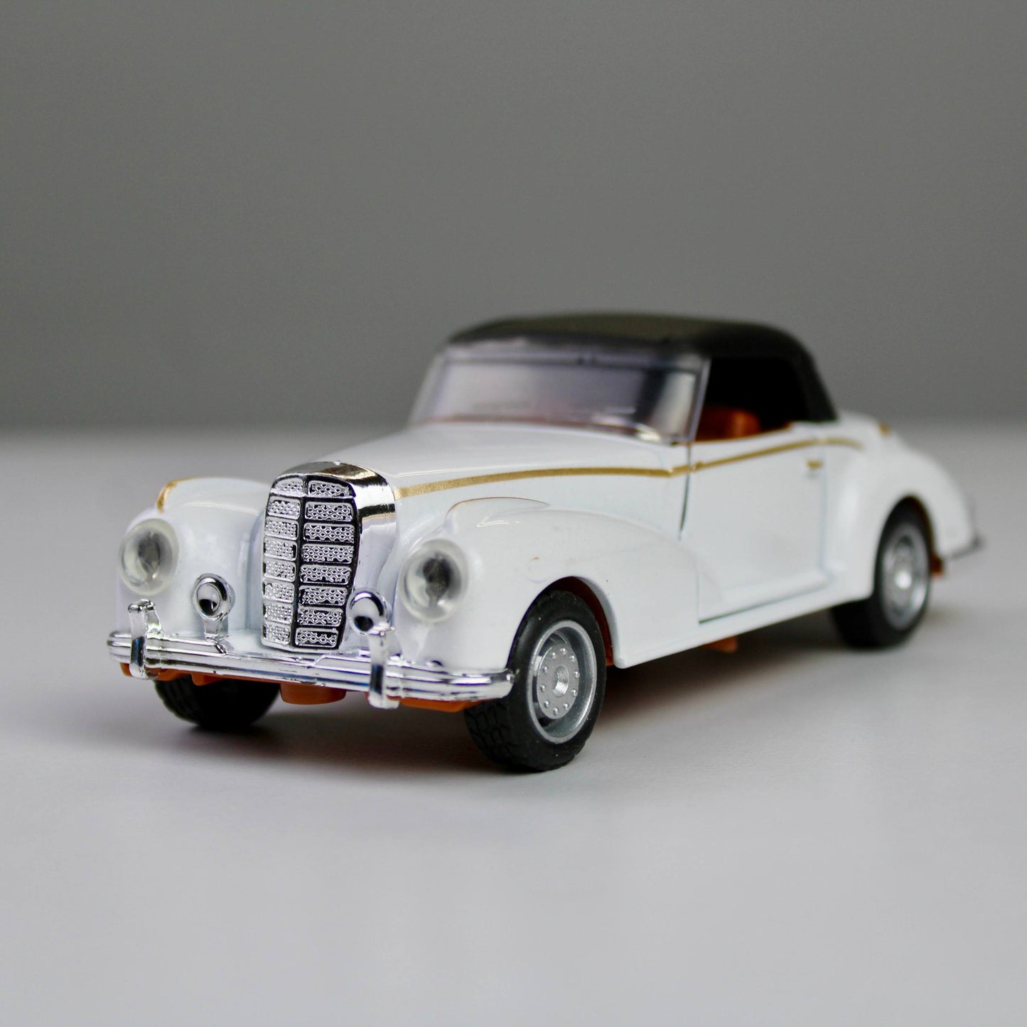 Classic Die-Cast Model Car – 1:32 Scale