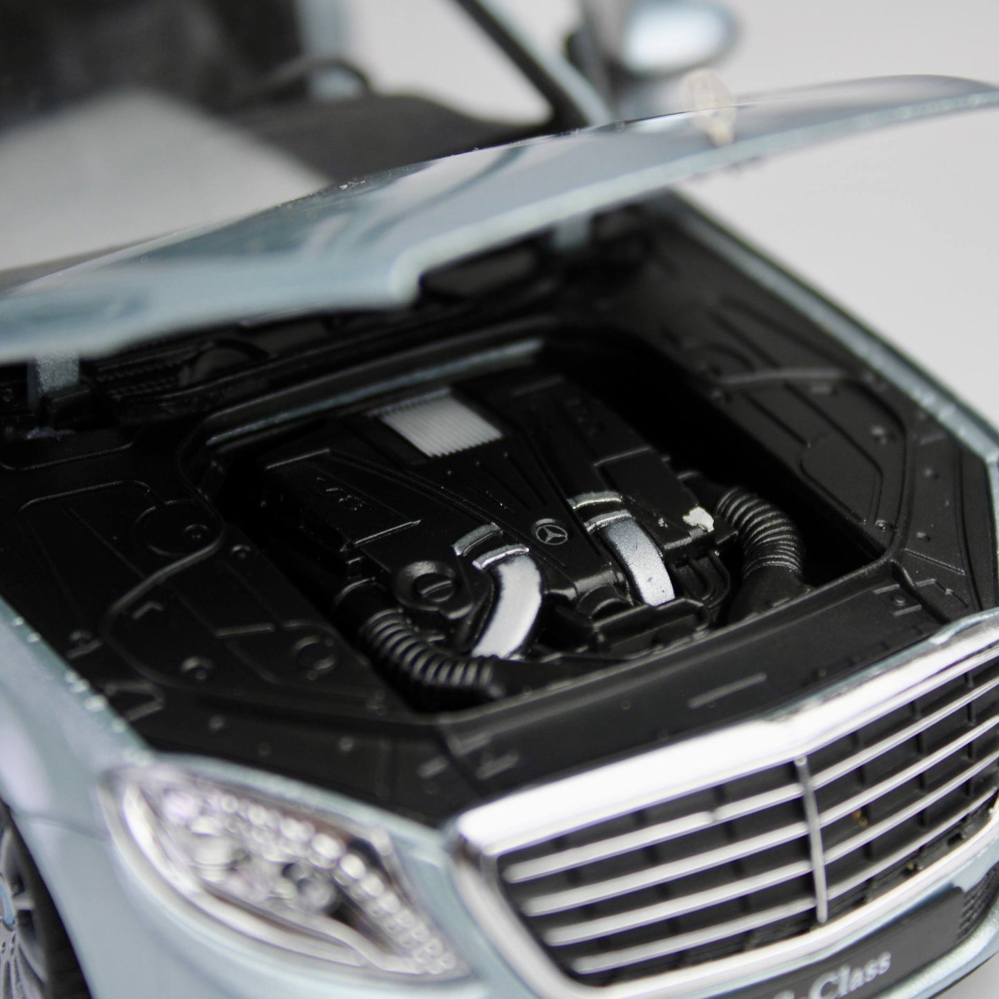 Welly Mercedes-Benz S-Class 1:24 Die-Cast Model Car