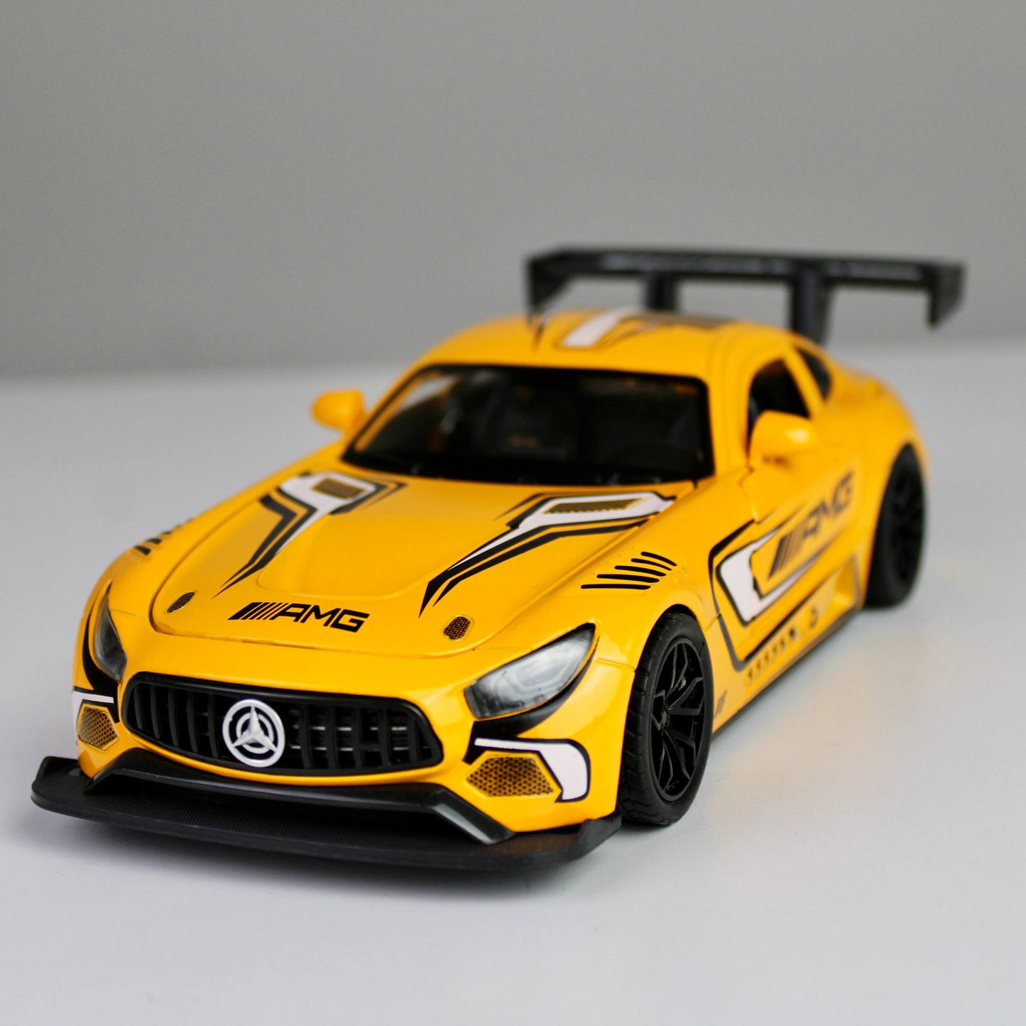 سيارة سباق AMG GT3 المصبوبة من المعدن - بمقياس 1:24 مع أضواء وأصوات
