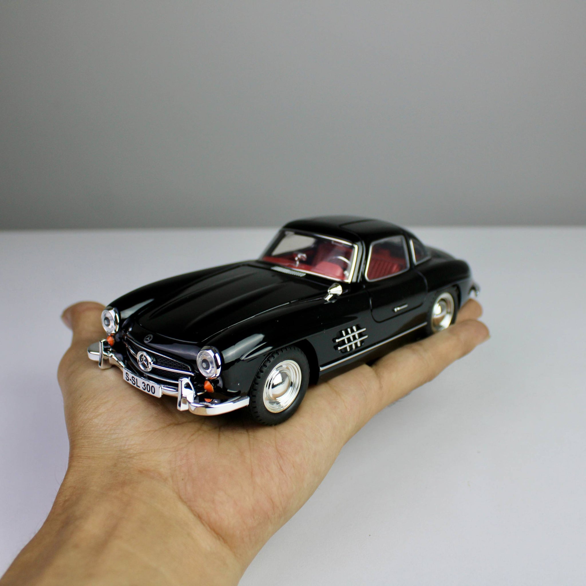 Mercedes-Benz 300 SL Die-Cast Model – Opening Doors, Lights & Sounds