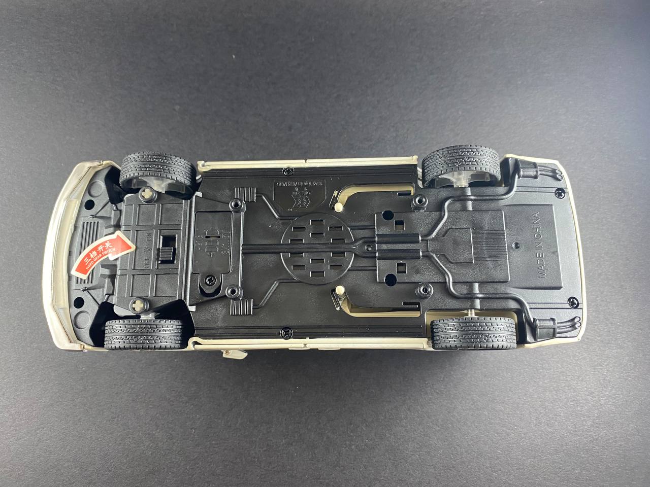 Toyota Alphard 1:24 Die-Cast Model Car