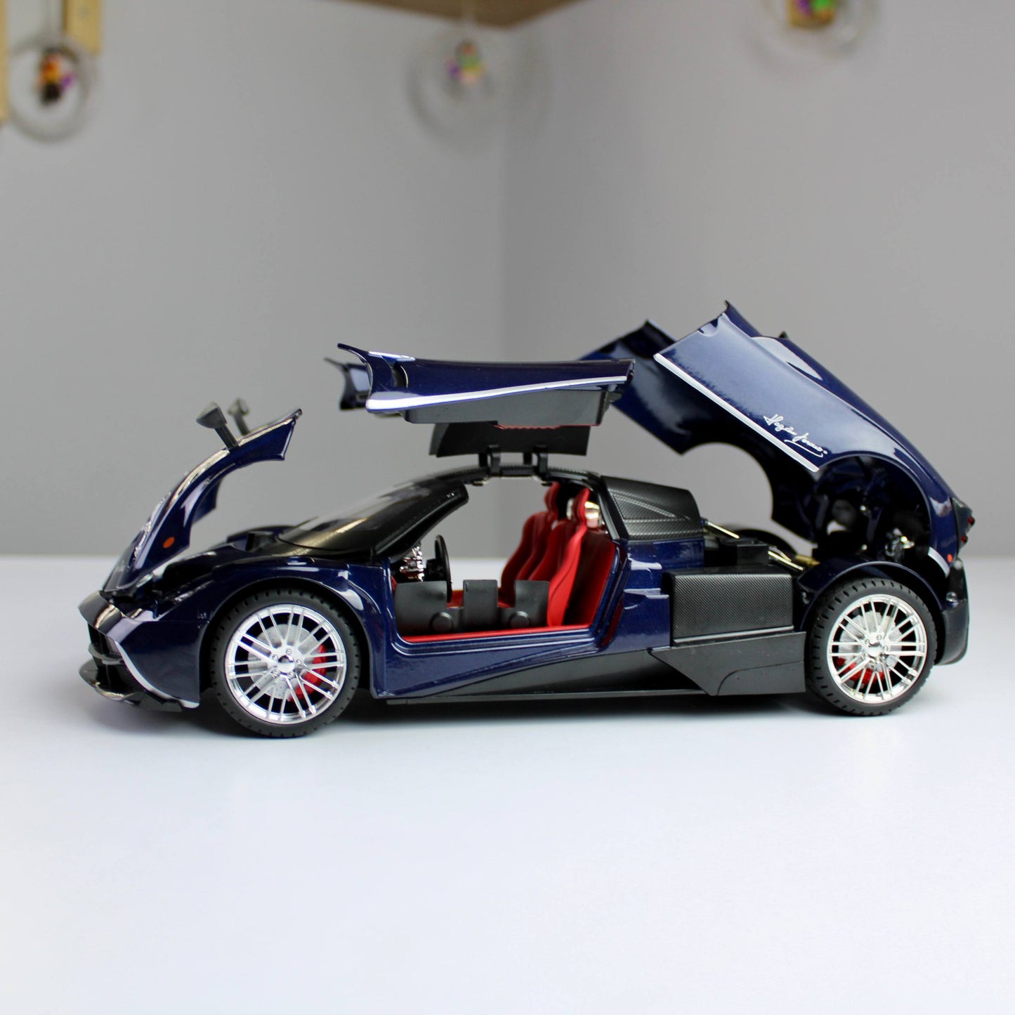 Pagani Huayra Diecast Model – 1:18 Scale (Magnificent Reach)