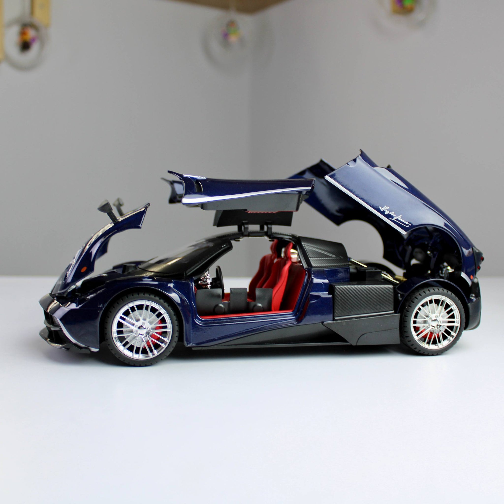 Pagani Huayra Diecast Model – 1:18 Scale (Magnificent Reach)