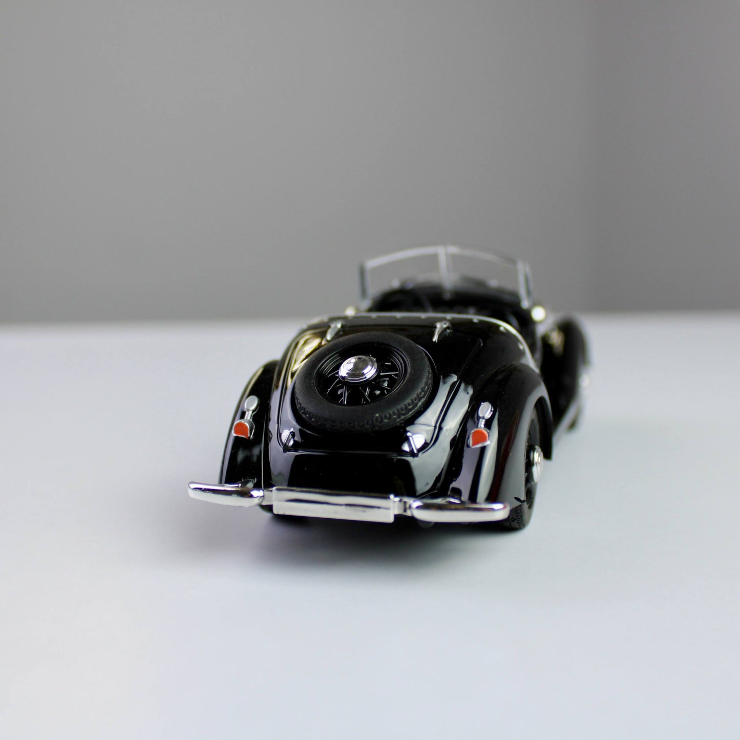 Audi Rover W25K Roadster Diecast Model – Classic Car (1:32)