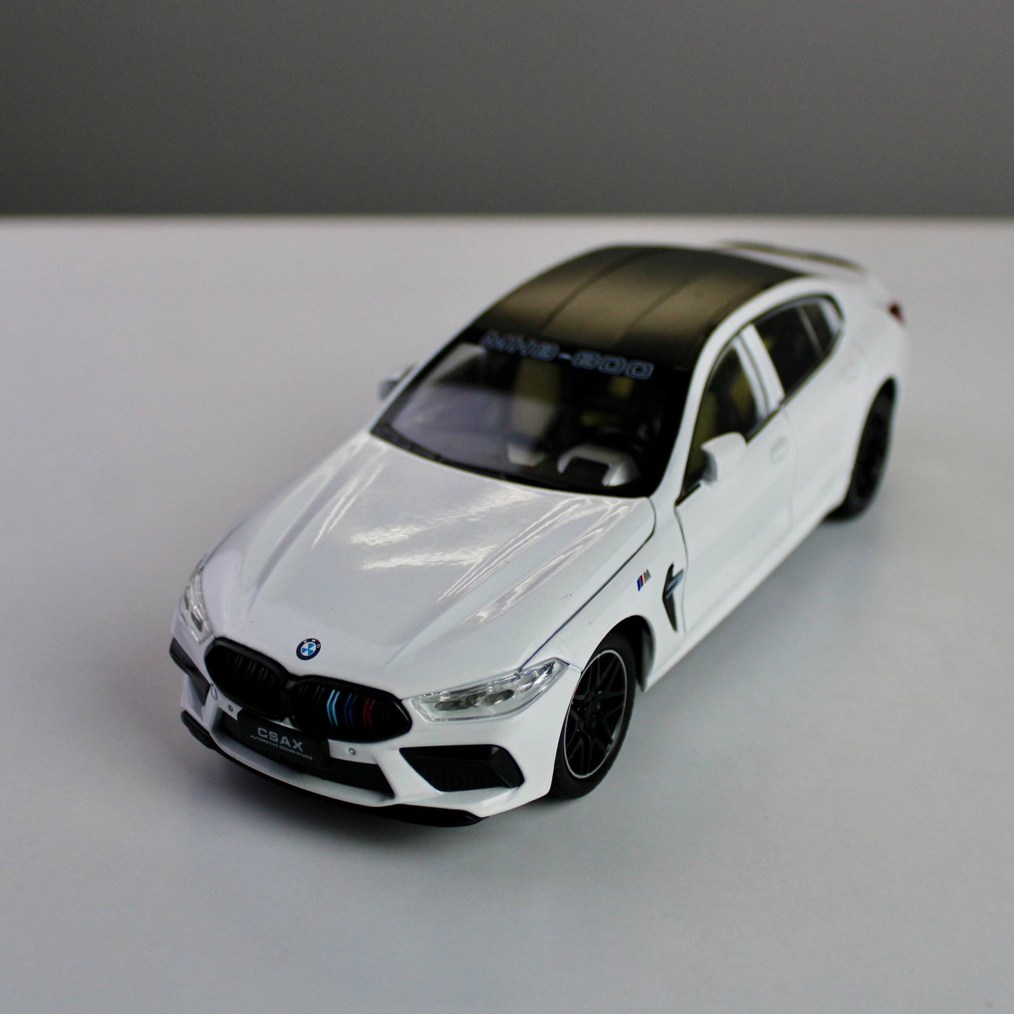 BMW M8 Competition 1:24 Diecast – Light & Sound