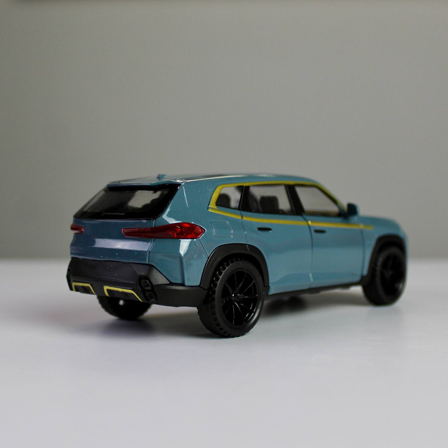 BMW XM 1:32 داي كاست – إضاءة، صوت