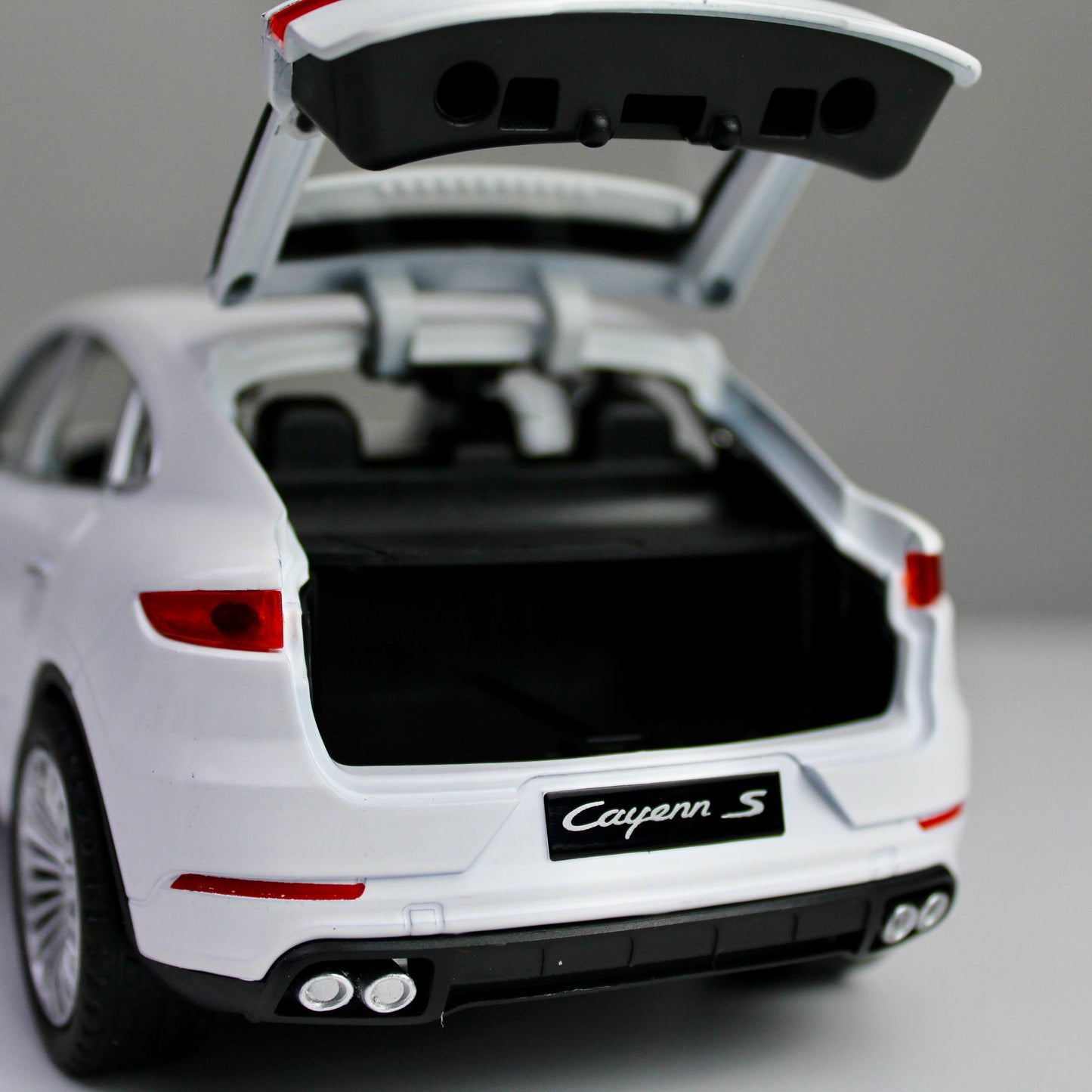 Porsche Cayenne S – 1:24 Die-Cast SUV Model with Light & Sound