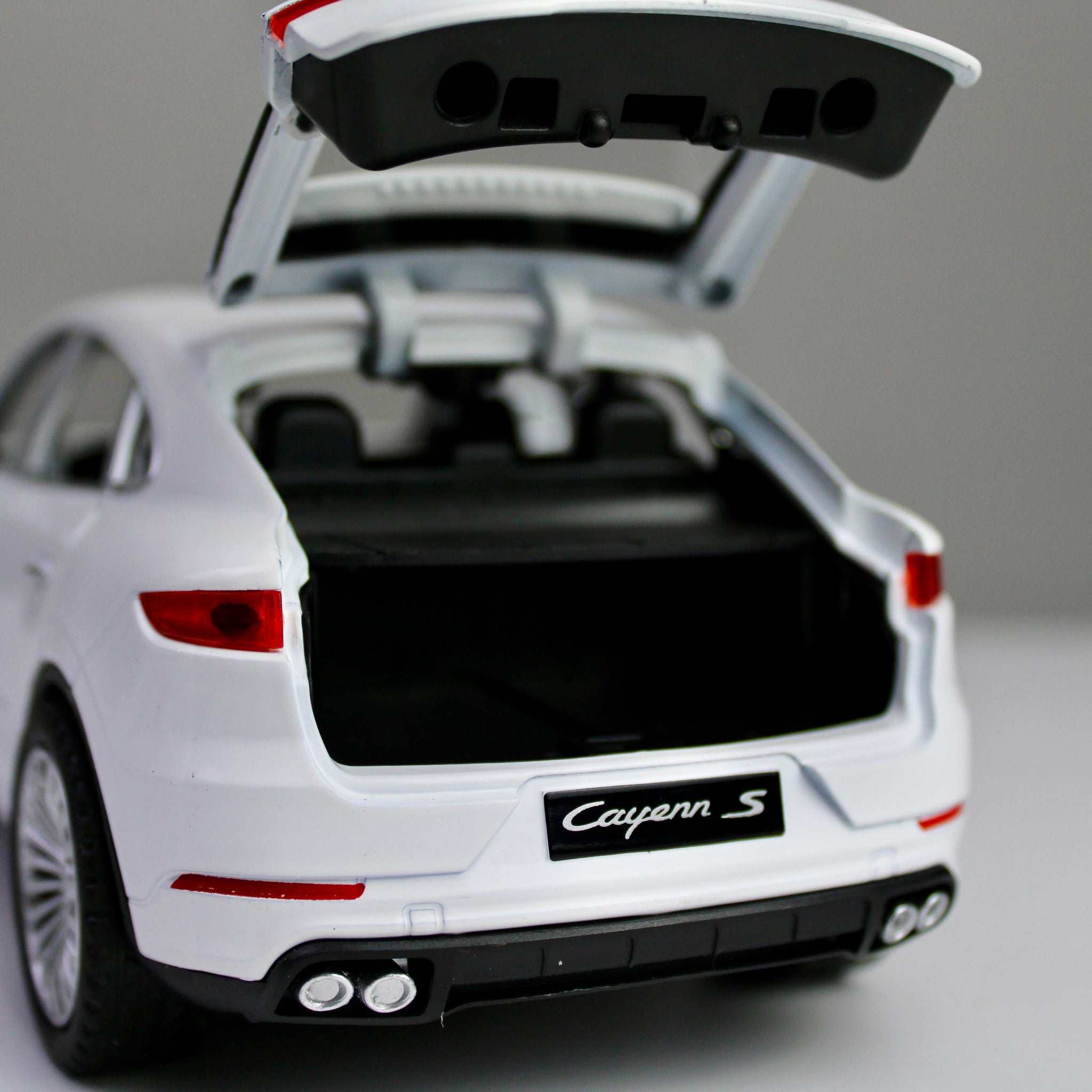 Porsche Cayenne S – 1:24 Die-Cast SUV Model with Light & Sound