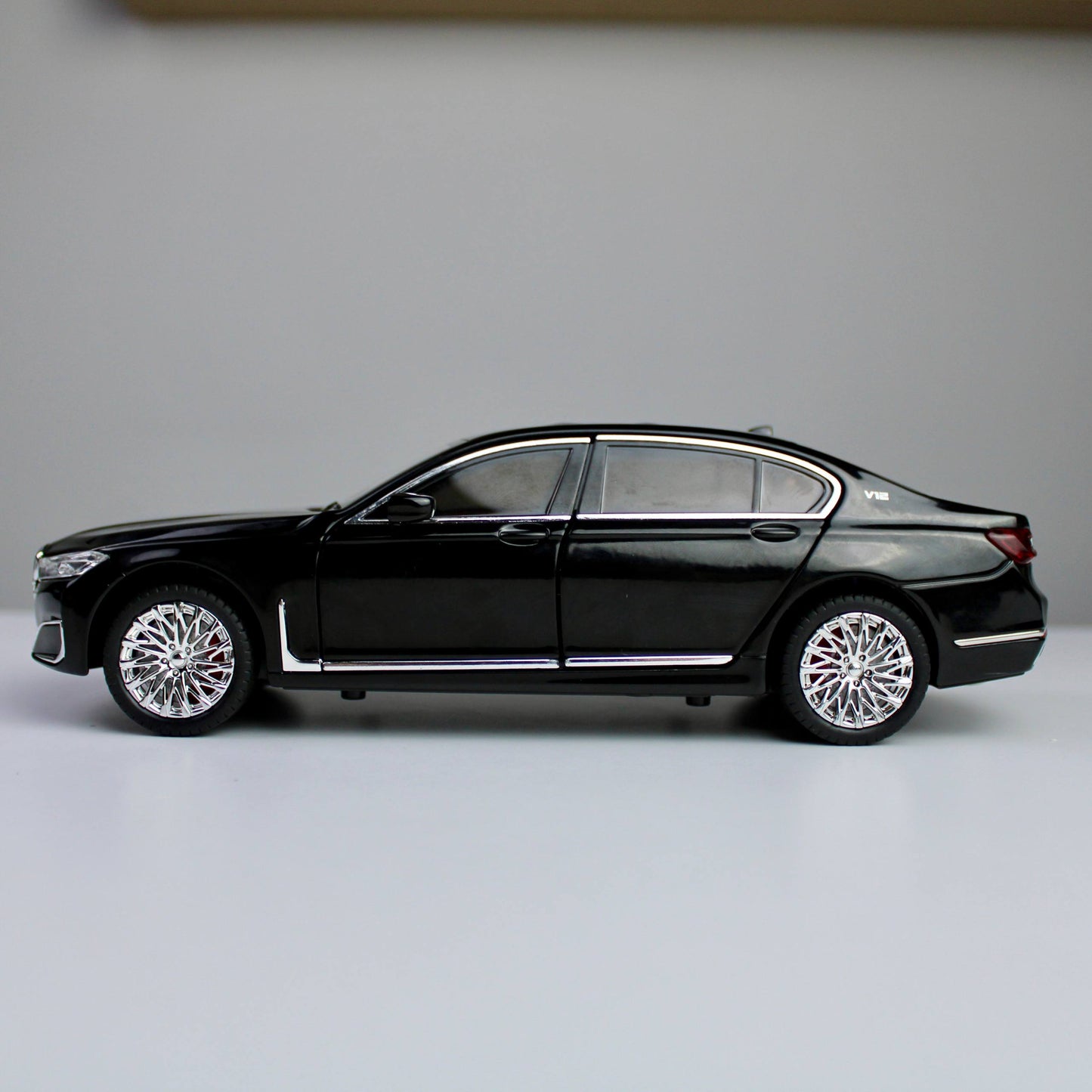 BMW 760Li Luxury Edition – 1:24 Die-Cast Model with Light & Sound