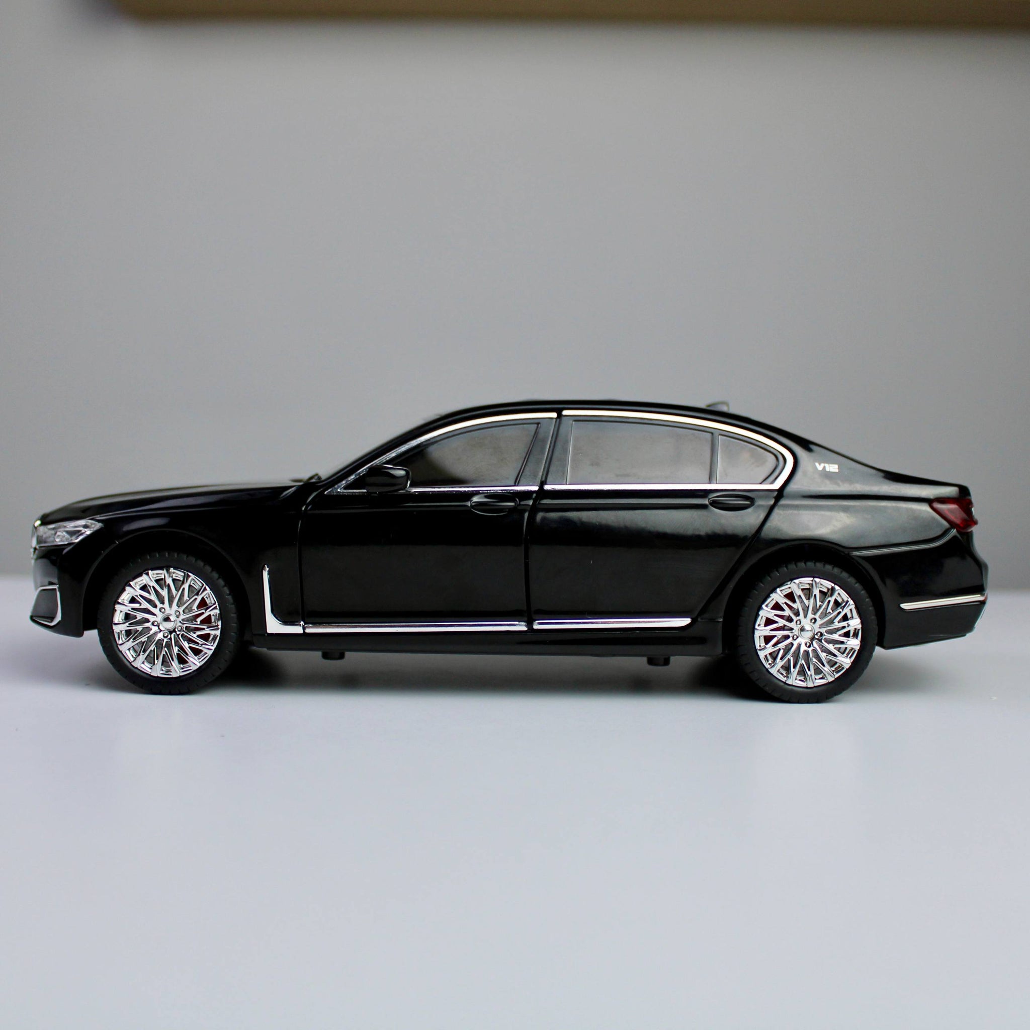 BMW 760Li Luxury Edition – 1:24 Die-Cast Model with Light & Sound