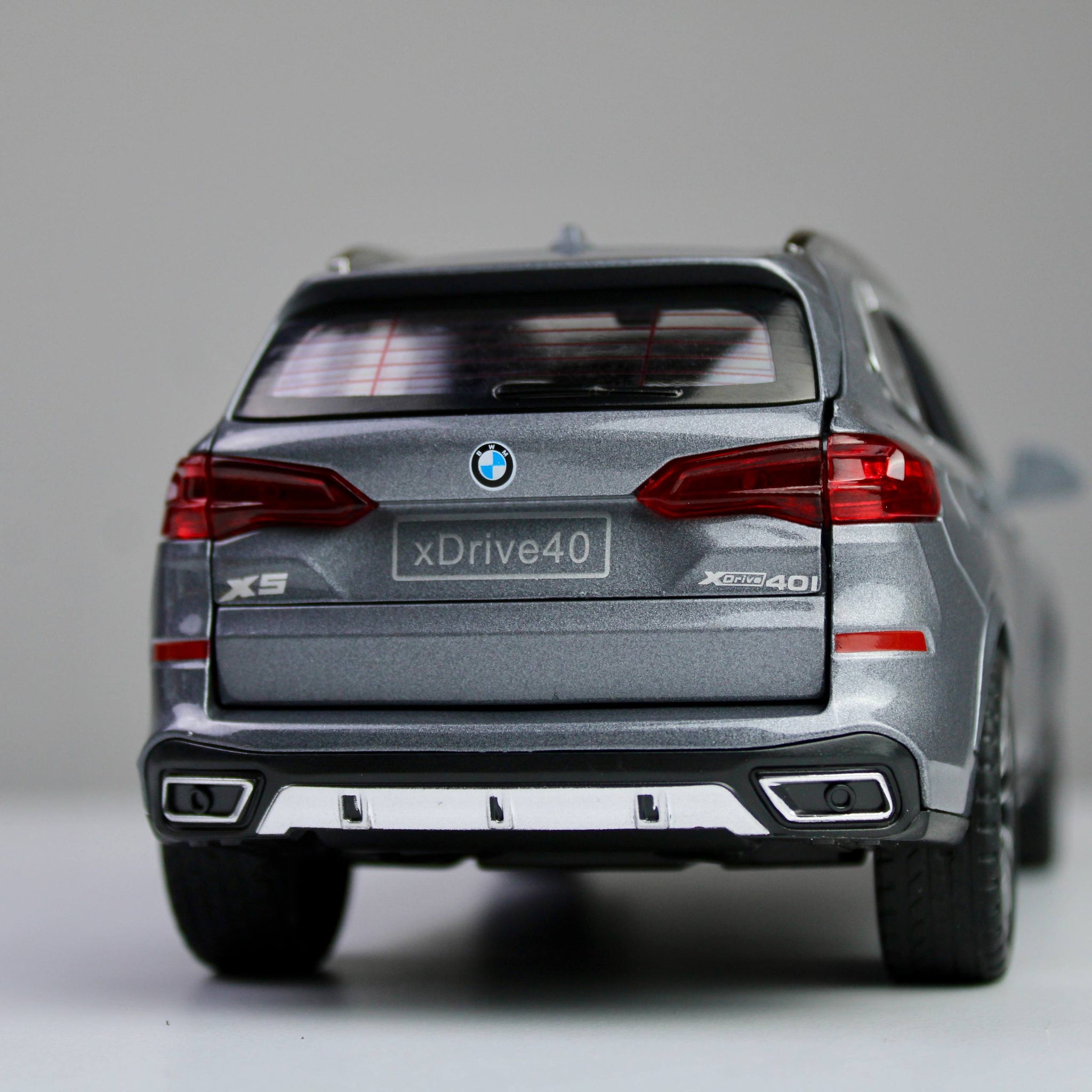 BMW X5 M Performance – نموذج سيارة رياضية متعددة الاستخدامات (SUV) مصبوبة بمقياس 1:24 مع أضواء LED