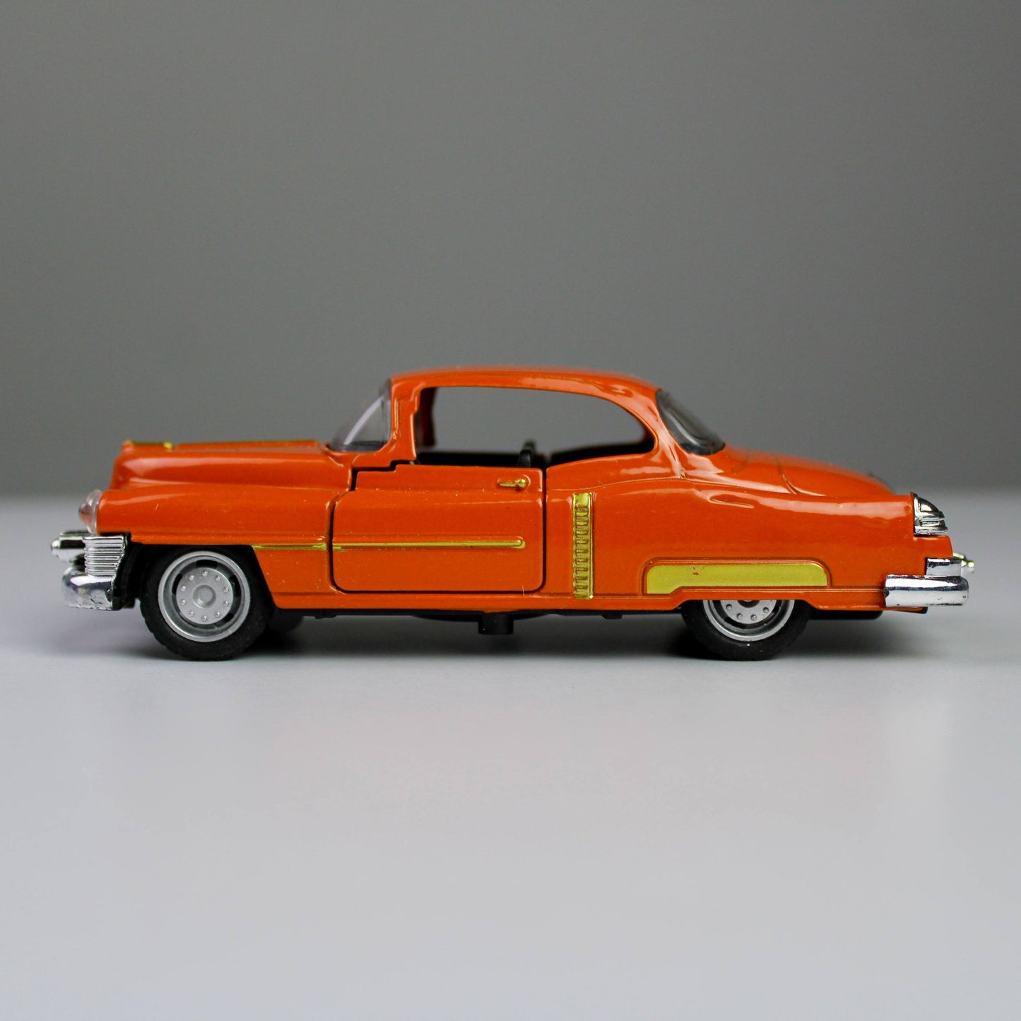 Classic Cadillac Die-Cast Model Car – 1:32 Scale