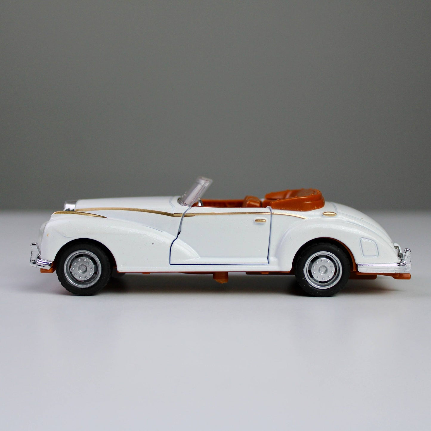 Vintage Classic Die-Cast Model Car – 1:32 Scale