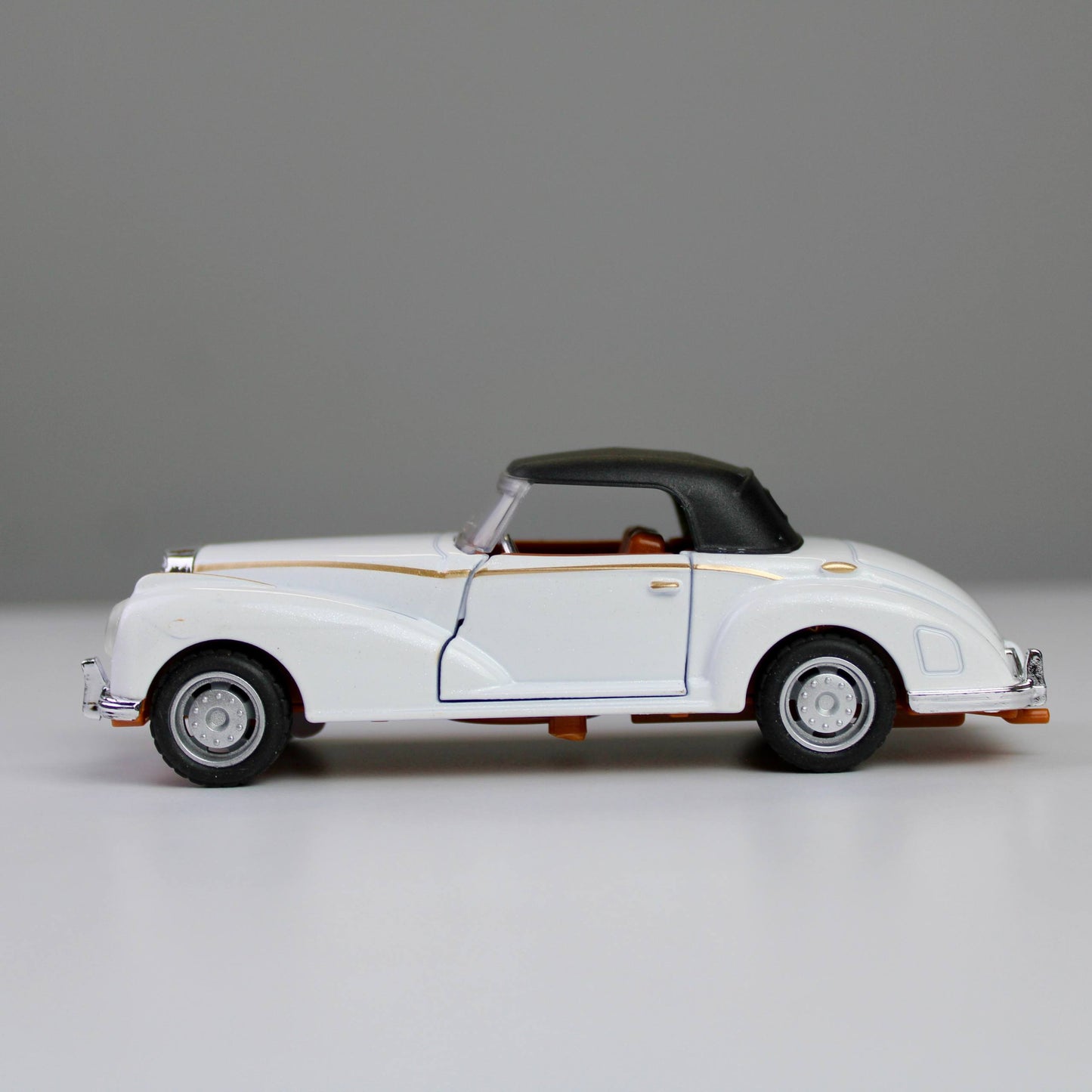 Classic Die-Cast Model Car – 1:32 Scale