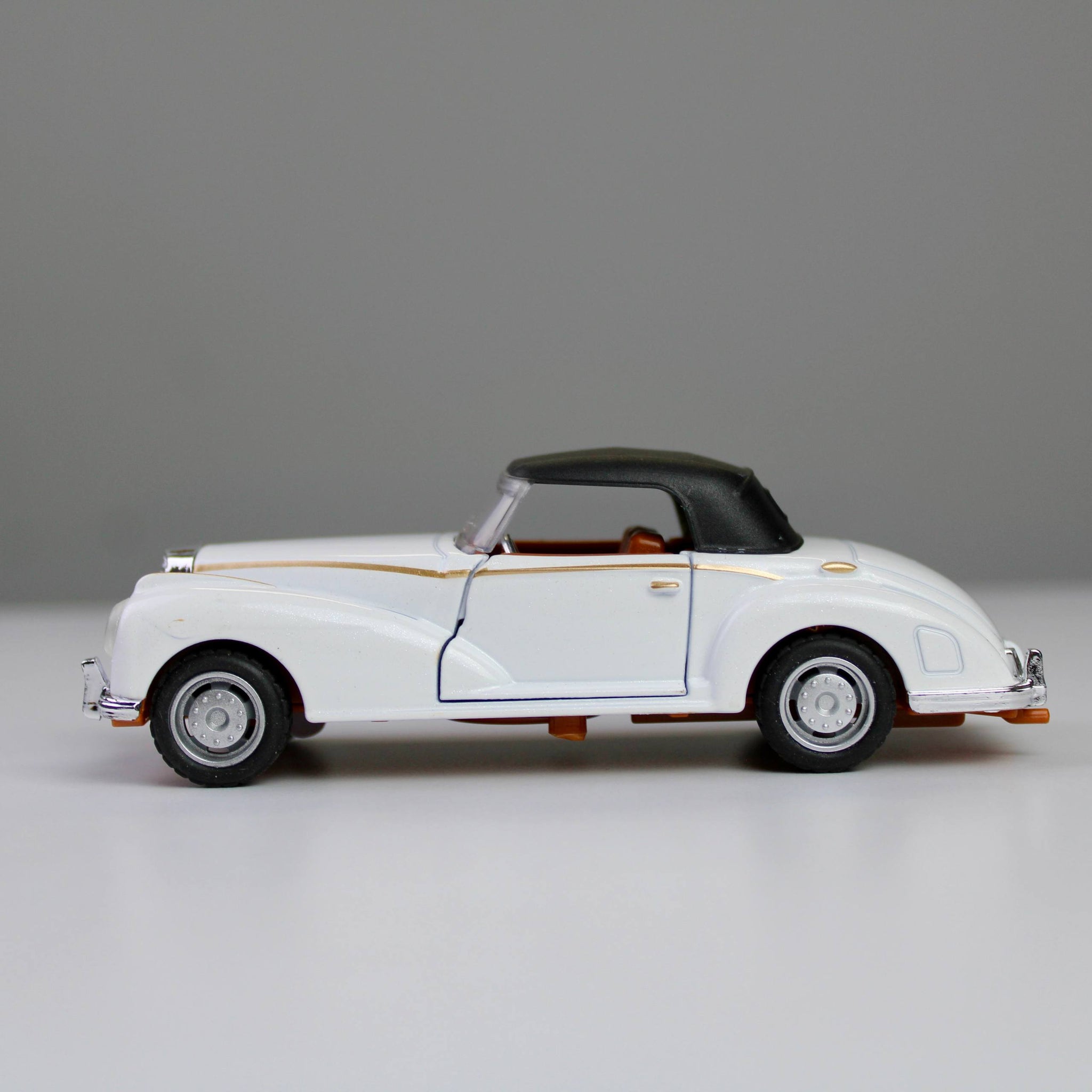 Classic Die-Cast Model Car – 1:32 Scale