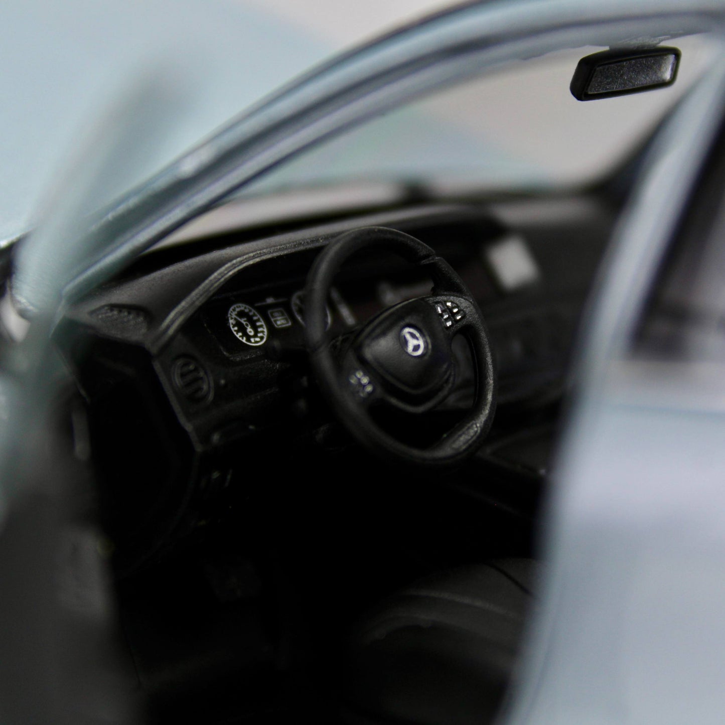 Welly Mercedes-Benz S-Class 1:24 Die-Cast Model Car