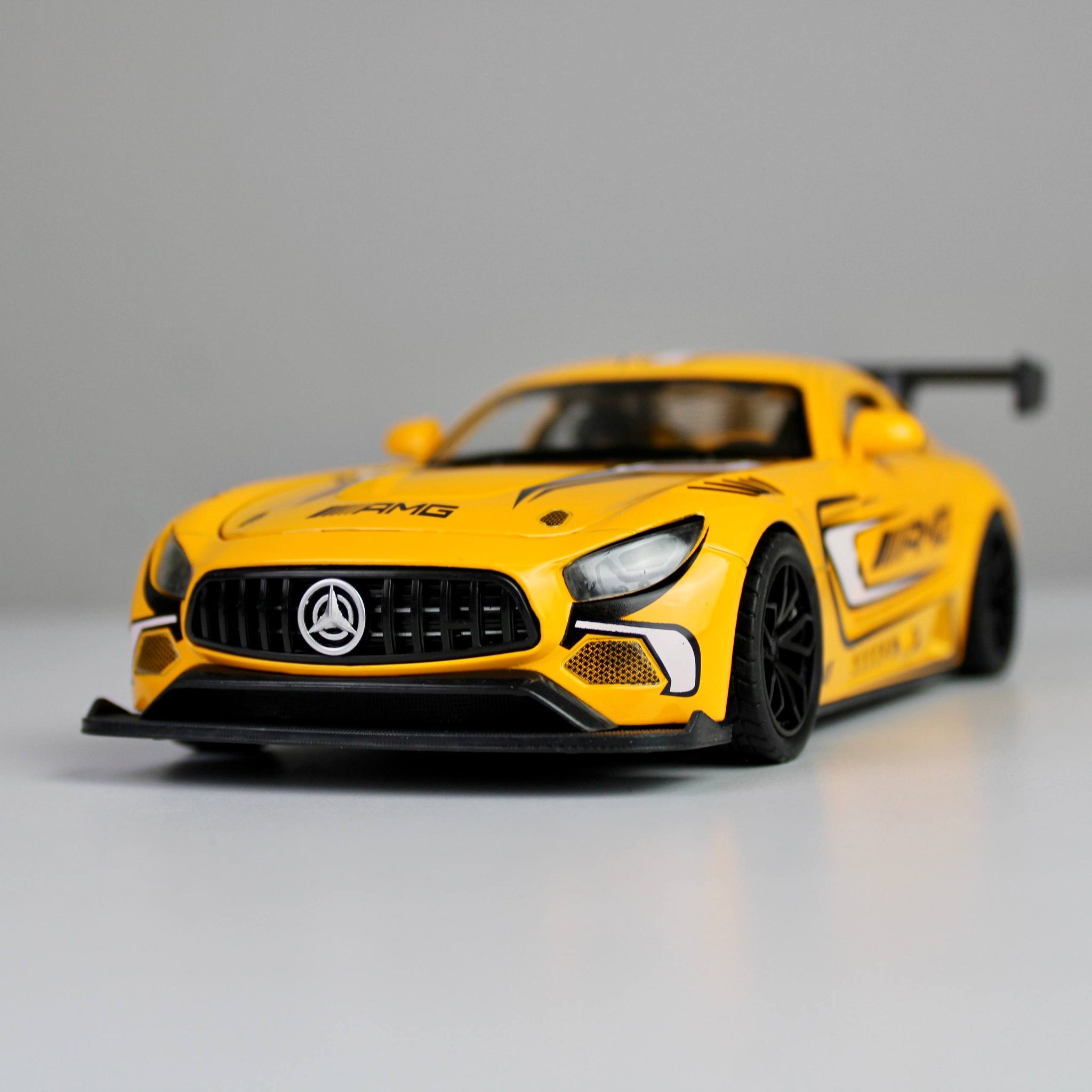 سيارة سباق AMG GT3 المصبوبة من المعدن - بمقياس 1:24 مع أضواء وأصوات
