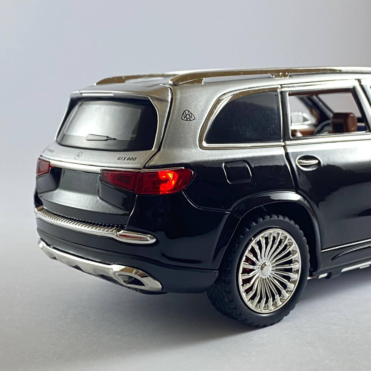 Mercedes-Maybach GLS 600 1:24 Scale Die-Cast Model Car