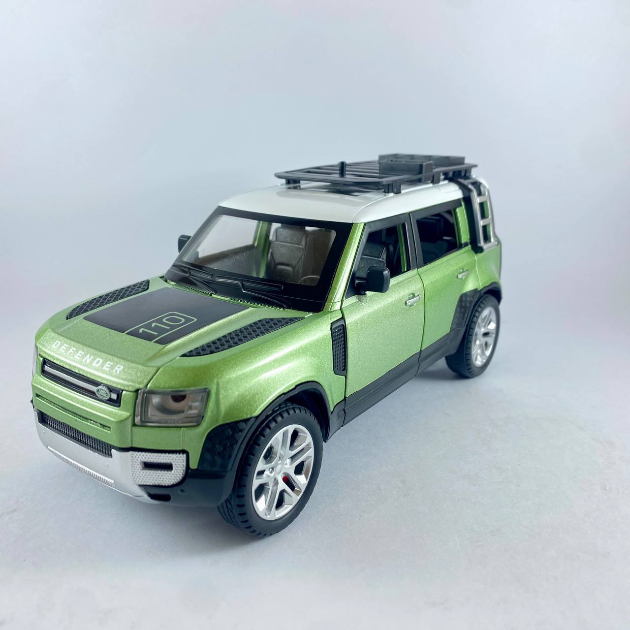 Land Rover Defender Die-cast Model Car – 1:24 Scale