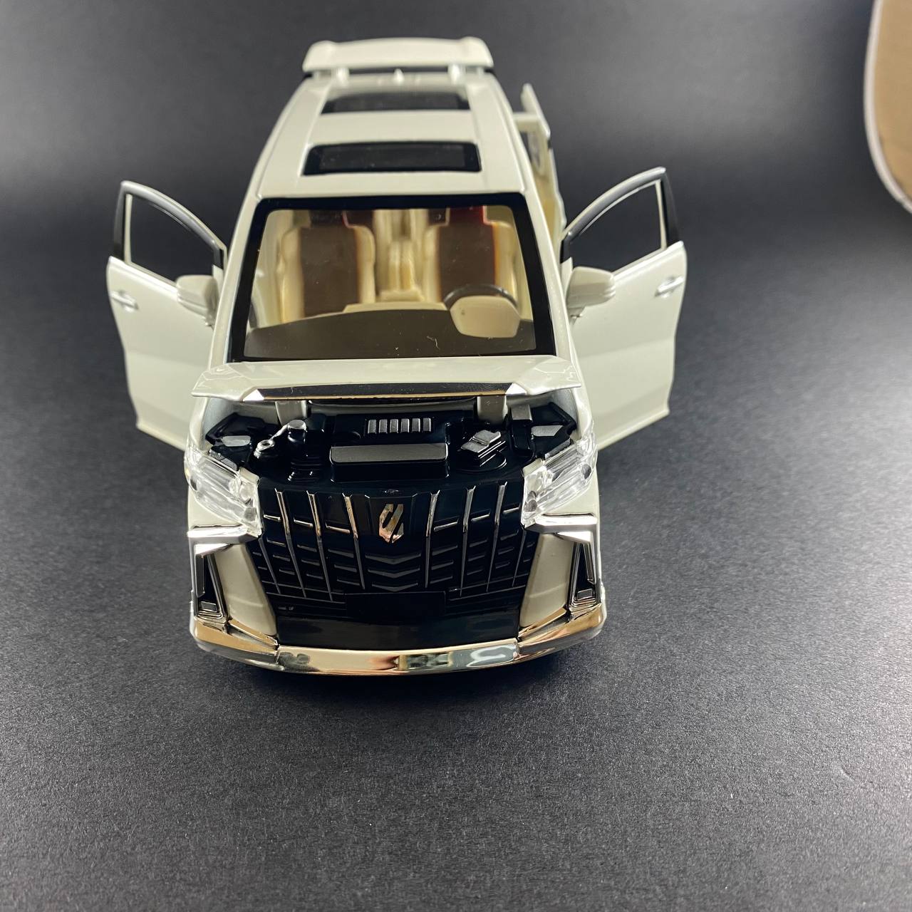 Toyota Alphard 1:24 Die-Cast Model Car