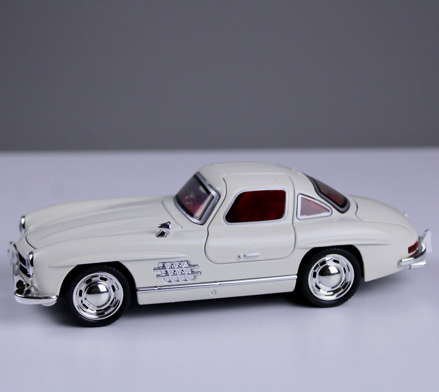 Mercedes-Benz 300SL 1:32 Scale Die-Cast Model Car