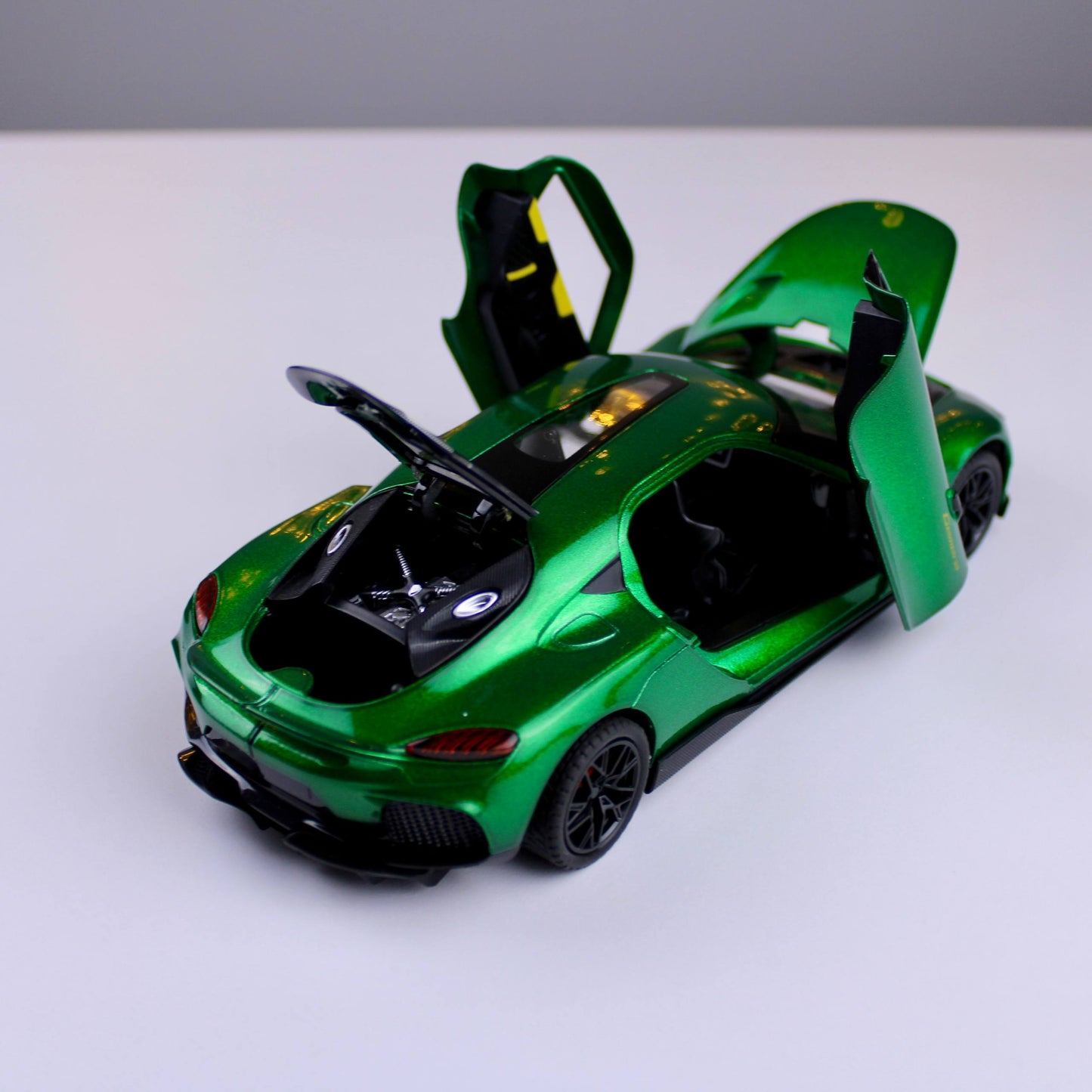 Koenigsegg Gemera Die-Cast Model Car – 1:24 Scale