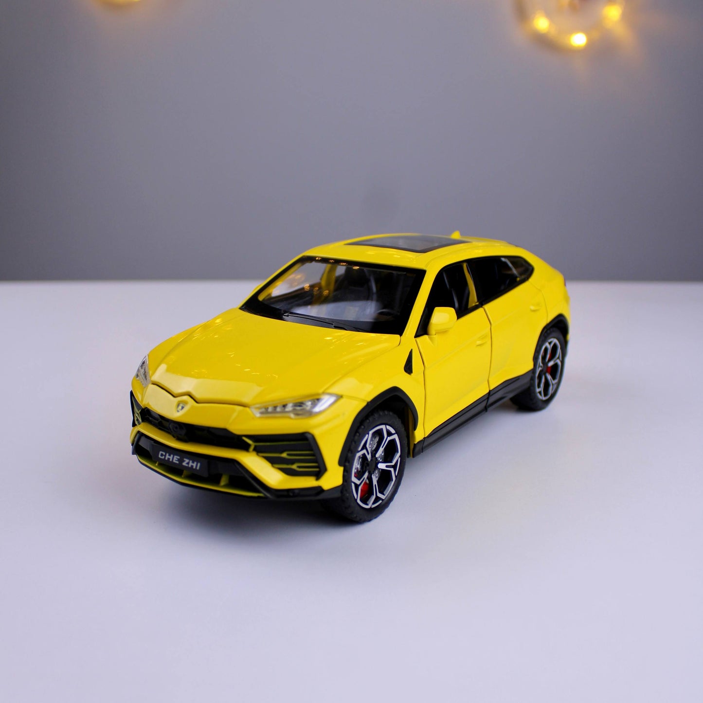 Lamborghini Urus Die-Cast Model Car – 1:24 Scale