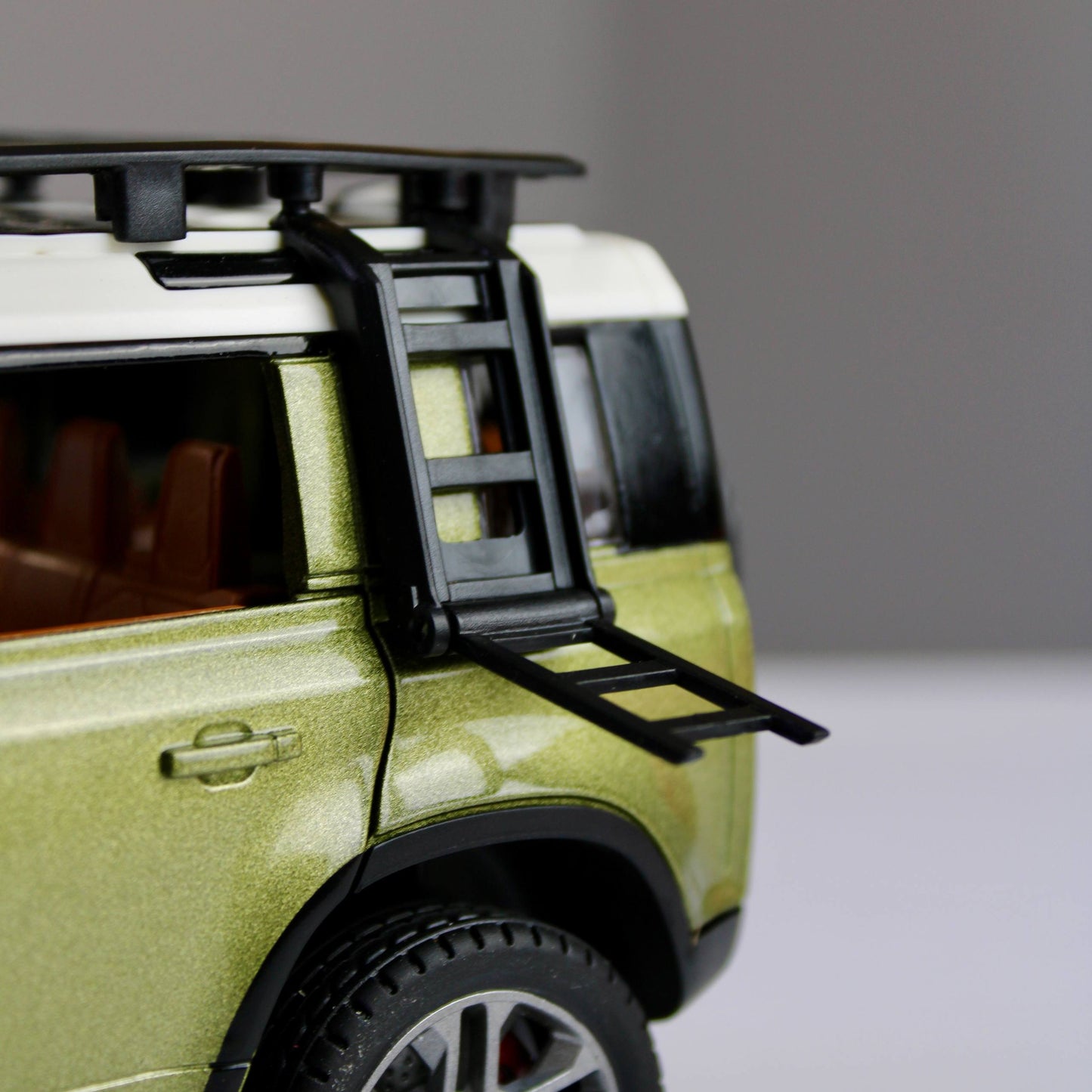 R/C Land Rover Defender Diecast Model – 1:22 Scale