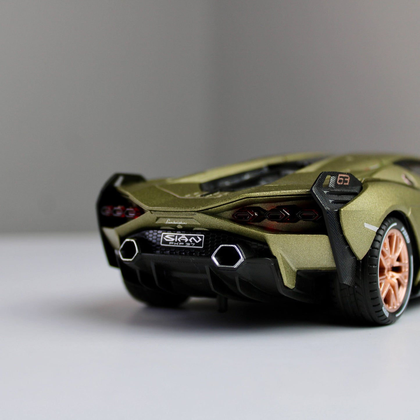 Lamborghini Sian FKP 37 Diecast Model – Luxury Supercar Replica (1:24)