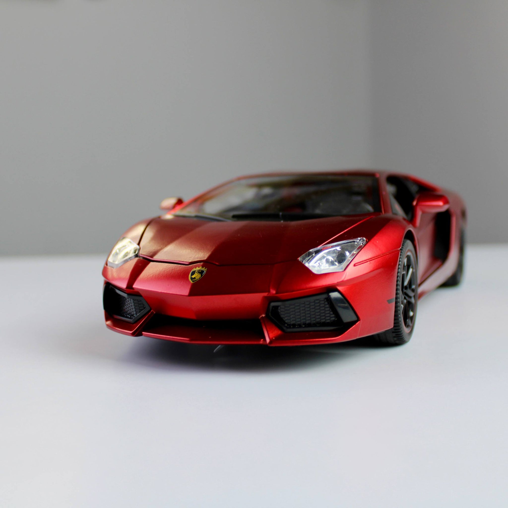 Lamborghini Countach LPI 800-4 Diecast Model – Luxury Supercar Replica (1:18)