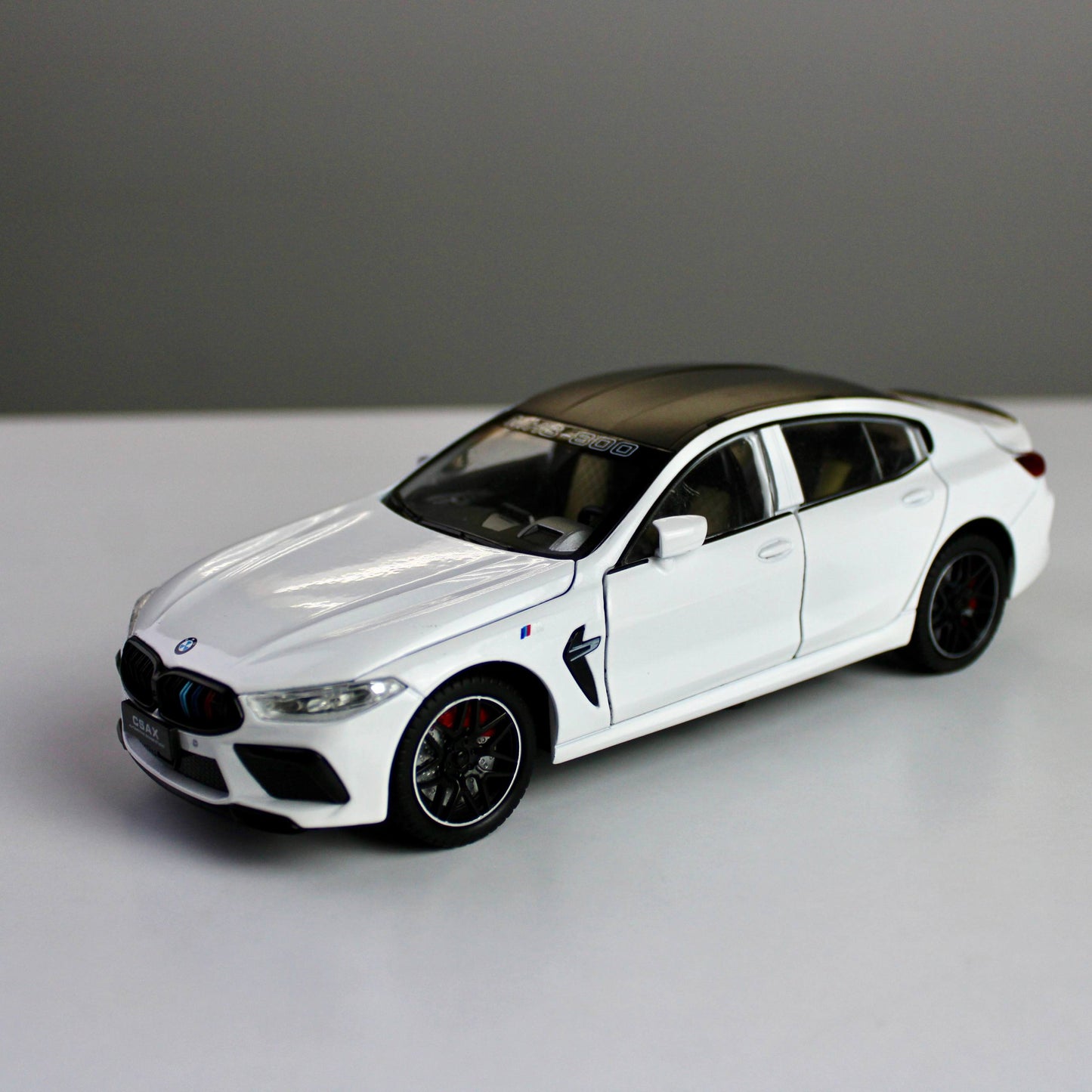 BMW M8 Competition 1:24 Diecast – Light & Sound