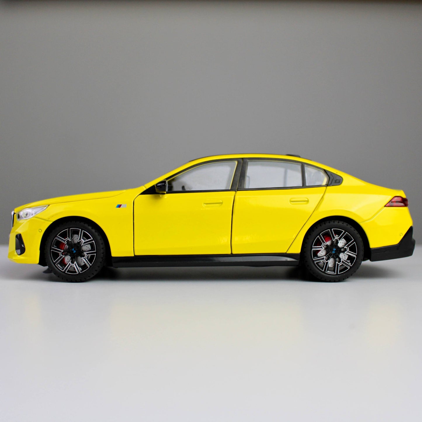 BMW 530Li 1:24 Die-Cast Model Car