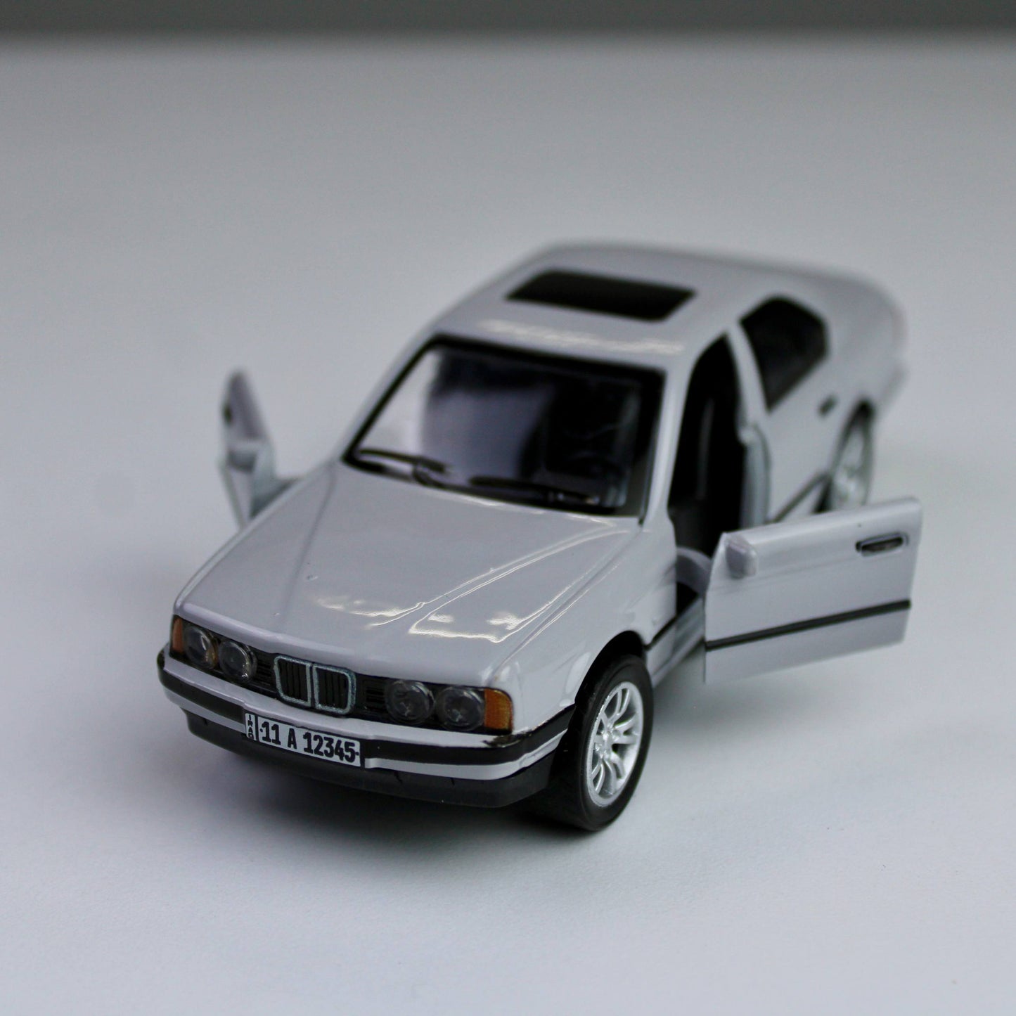 BMW 535i (E34) Diecast Model 1:38